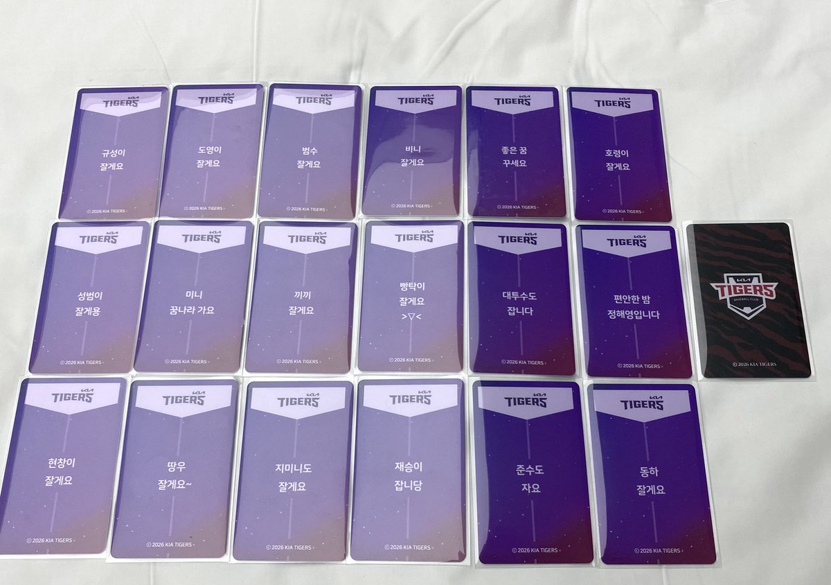 oior_'s tweet photo. 달빛꿈 포토카드 앞뒷면ㅜㅜ
다소 충격적인 분들이 보임 https://t.co/GYRtE8JFb9