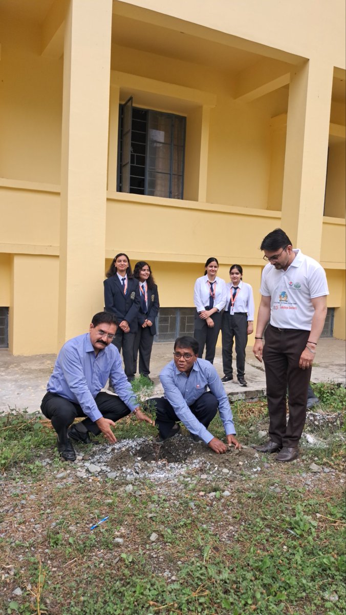 ActivityBias123's tweet photo. 🌱Students in action for a greener tomorrow!💚

On World Environment Day, our students enthusiastically participated in the Plantation Drive, demonstrating their commitment to environmental sustainability and a greener future.

Together, we grow. Together, we green.☘️

#World https://t.co/ZBzUuf7XOl