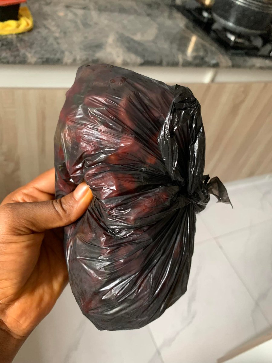 Adunniolaide02's tweet photo. My heart aches.

Someone went to mile 12 market, if you know mile 12 , you will know that’s where food stuff is cheap in Lagos.

The pepper I buy there always last me 3- 4 months 3k pepper ooo
I gave this person 3k, this is the pepper that was brought to me

Naso peeper don cost????? Abi na street them run me so??????

Then the onion he bought be like 1 rubber for 5k, onion wey my sack go full for 5k

Onion don cost too????  What’ going on?????? 
I no even wan talk about the okporoko wey em buy😭😭😭😭😭😭

#copied