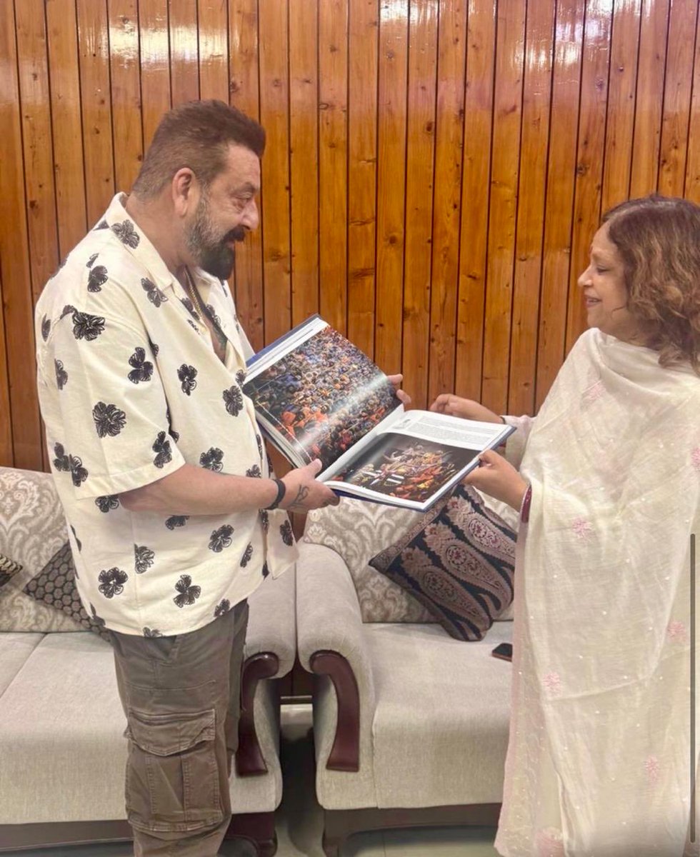 Meenakshi_70's tweet photo. Happy to present my book “Expressions of Divinity: Mahakumbh 2025” to Sh Sanjay Dutt ji ⁦@duttsanjay⁩, published by @BloomsburyIndia.
It is an answer to my quest to find out what does divinity look like in human form.Let these pages carry you to Sangam, timeless &amp; divine. https://t.co/CeXcHqp5Xk
