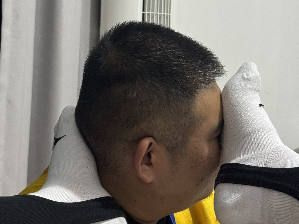 PureLoftyBear's tweet photo. 两米一巨熊特辑 其五
与狗狗们玩耍时,巨熊强势的态度暗示着些什么,比如“谁会让淫犬先射”之类的
果然,在两个人独处的时间,巨熊终于按捺不住把水野教练扑在沙发上——
然而…水���教练究竟做了什么?或者说根本没有刻意做什么,只是把这只巨熊牢牢地闷在裆下
“好好闻老子的气味。”
巨熊就乖顺起来…
全文见ATL https://t.co/fWVIYDcDZf