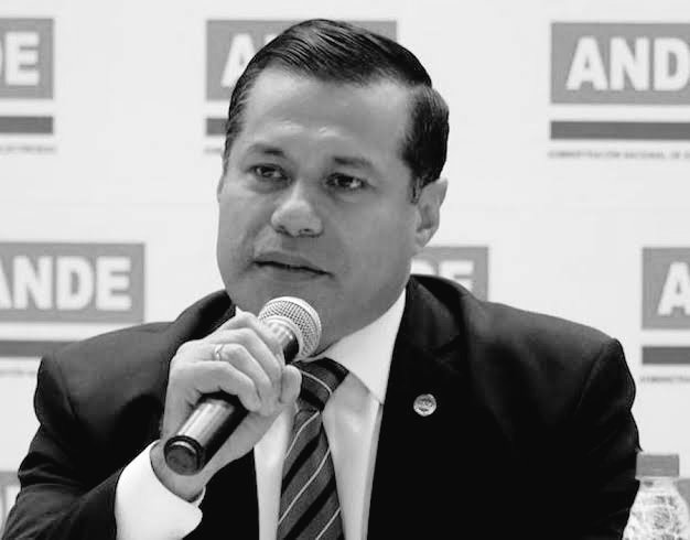CuartoPoder_Py's tweet photo. 🔴 ¿US$ 30 MILLONES PARA "EMPRESA AMIGA"? FUERTE TENSIÓN EN LA ANDE POR DENUNCIA DE "APRIETE" DEL GOBIERNO PARA FIRMAR CONTRATO Y POSIBLE RENUNCIA DE FÉLIX SOSA
Vía @ABCDigital

◾El Sindicato de Trabajadores de la Administración Nacional de Electricidad (@SitrandeOficial)  denunció públicamente una fuerte presión por parte del Gobierno hacia el presidente de la institución @ANDEOficial, Félix Sosa, para la firma de un polémico contrato. Según las declaraciones del secretario general del gremio, Adolfo Villalba, las autoridades habrían condicionado la permanencia de Sosa en su cargo con la exigencia de avalar un acuerdo comercial con la firma inglesa de hidrógeno verde Atome, representada localmente por James Spalding. 

◾La respuesta del titular de la estatal ante la disyuntiva de "firmar o irse" habría sido presentar su renuncia antes que ceder a las condiciones impuestas. El conflicto principal radica en un contrato millonario a largo plazo que, según el sindicato, compromete unos 30 millones de dólares por un periodo de 15 años y otorga beneficios energéticos desmedidos a la empresa extranjera en detrimento de los recursos del país. 

◾El gremio califica esta situación como una aberración que atenta directamente contra los intereses de la ciudadanía y la estabilidad financiera de la ANDE. Ante este escenario, los trabajadores anunciaron que recurrirán a diversas instancias institucionales y civiles para frenar el acuerdo, advirtiendo además que iniciarán acciones de inconstitucionalidad contra los decretos que establecen tarifas eléctricas preferenciales para las grandes industrias.