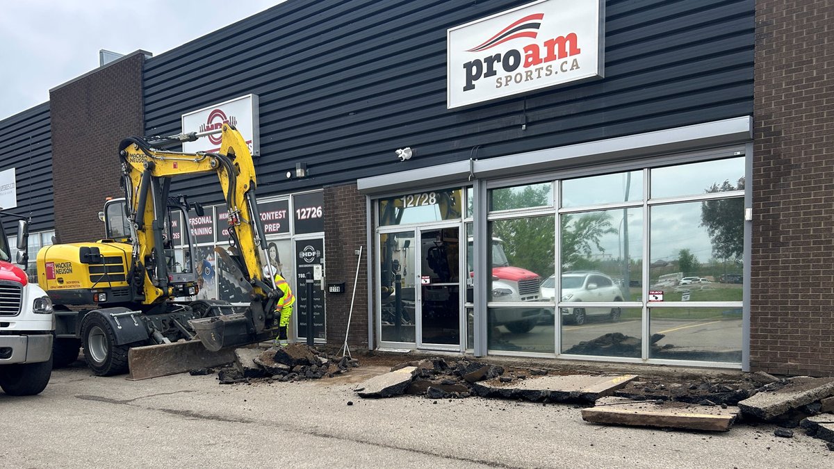 ProAmSports's tweet photo. Closed Friday June 5th!! 🔐
We are closed today due to construction. 🚧
Regular hours resume Saturday June 6th at 9:30am with a new sidewalk.👍
#YEG #ProAmFanCave https://t.co/4ZCVC9r9Ya