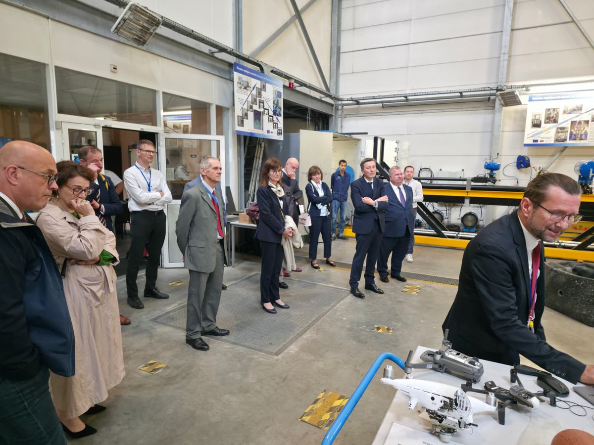 prefet59's tweet photo. #Innovation #Recherche #HautsDeFrance

✈À l’occasion des 80 ans de l’ @onera_fr, Bertrand Gaume, préfet de la région Hauts-de-France, préfet du Nord, a visité le site de Lille.

Cette visite a permis de découvrir les activités de recherche et d’innovation au service des secteurs aéronautique, spatial et de défense.

🇫🇷 Depuis 80 ans, cet établissement public contribue à l’excellence scientifique française et accompagne les grands défis technologiques liés à la souveraineté, à la compétitivité industrielle et à l’innovation.