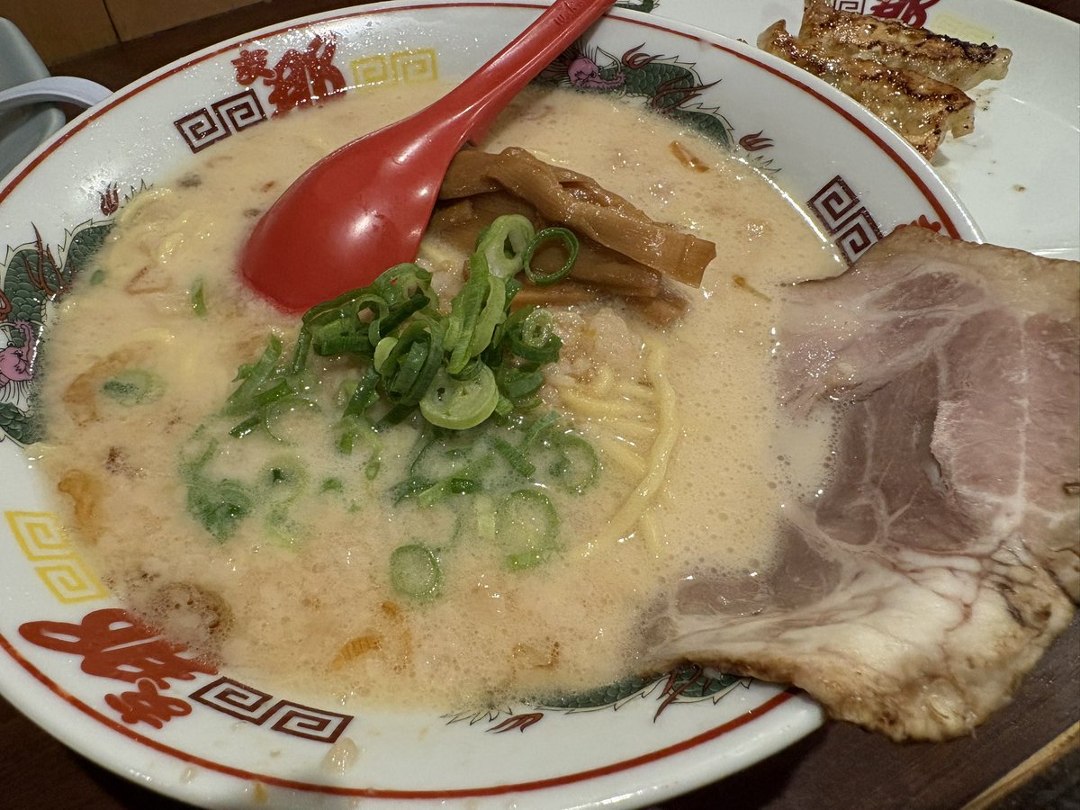 muriposu's tweet photo. 久しぶりに熊本へ。支那そば北熊、懐かしの味。しかし、だいぶ値上がりした？
美味しかったですが、物価高で致し方なしですかね😢 https://t.co/xvXe1YKAHb