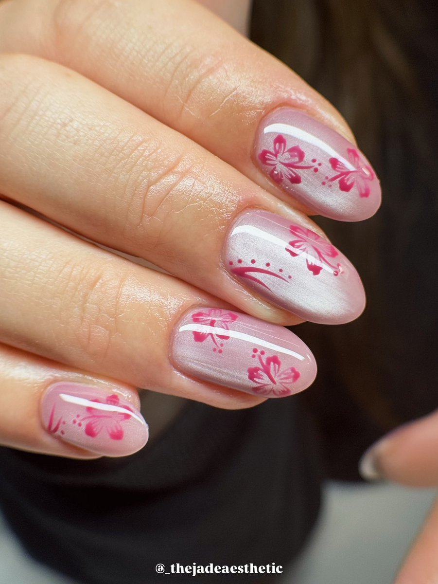_jadeaesthetic's tweet photo. Hibiscus flower nails 🌺

Socials linked in bio! #nails #nailart #nailinspo https://t.co/BioORoIB5f