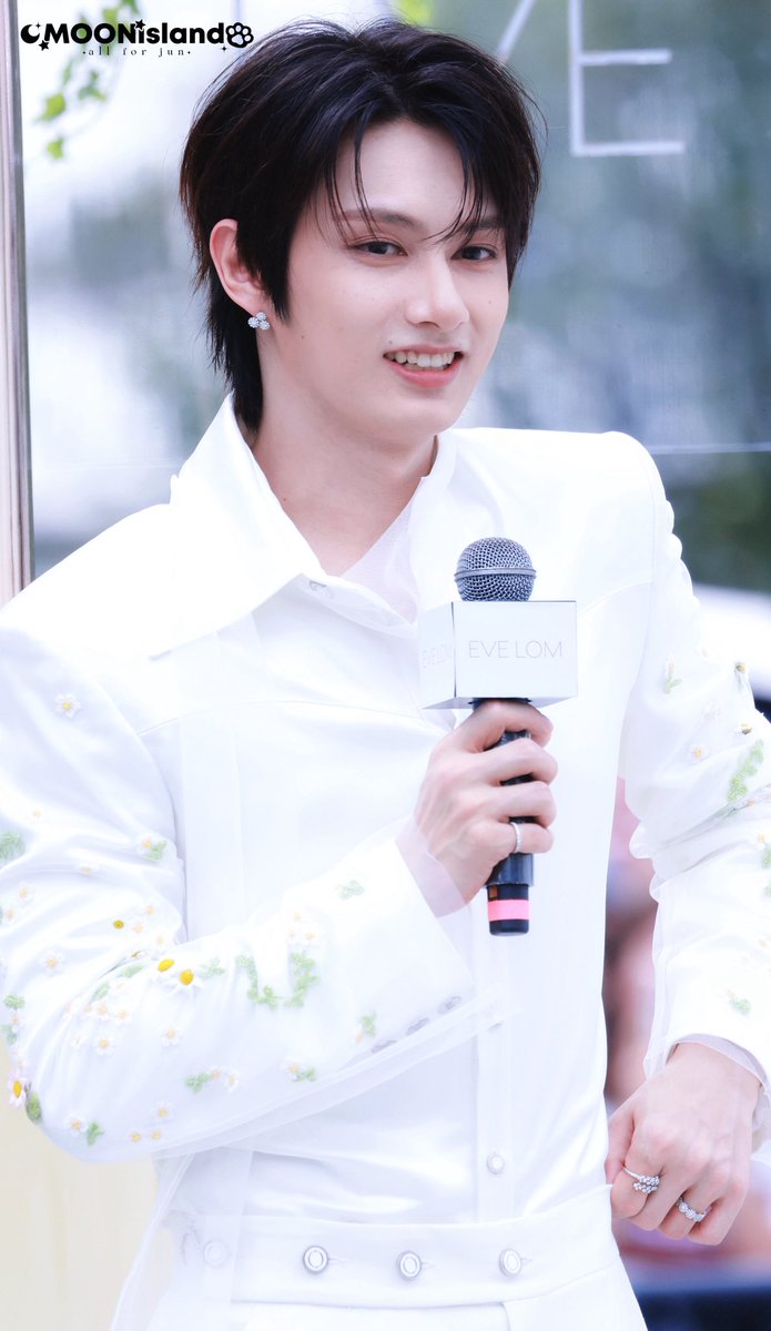 JunHuiMoon0610's tweet photo. 260605 EVELOM
#JUN #문준휘
#준 #文俊辉 #ジュン
#세븐틴  #JUNHUIxEVELOM https://t.co/qqy0i62UrJ
