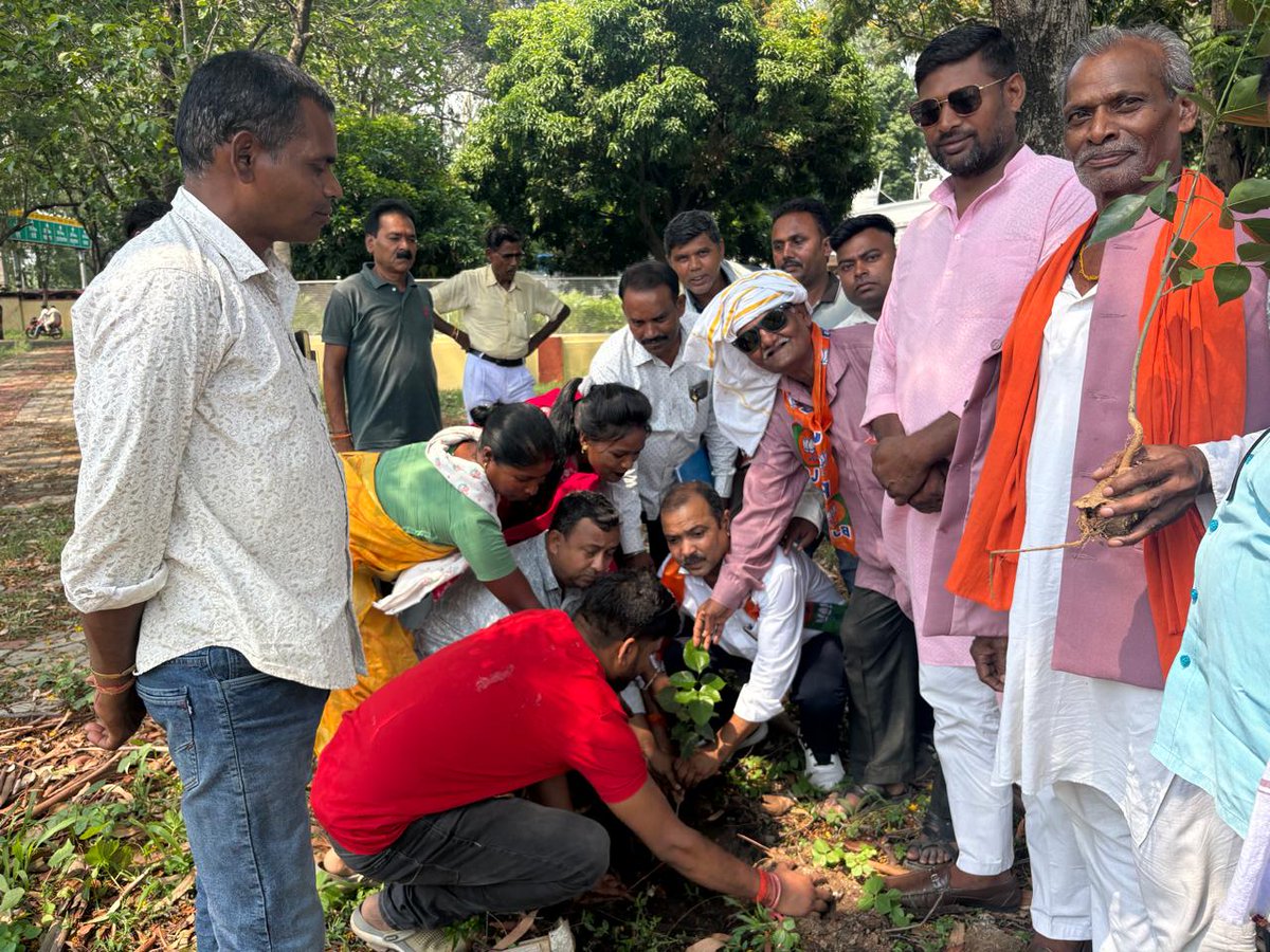druv_kumar's tweet photo. भाजपा, मंडल चंदवा की मासिक बैठक संपन्न हुई। 'विश्व पर्यावरण दिवस' के पावन उपलक्ष्य में हम सभी ने प्रकृति संरक्षण का सामूहिक संकल्प लिया और चंदवा IB परिसर में पौधारोपण किया।
​इस गरिमामयी बैठक एवं रचनात्मक कार्यक्रम में मुझे भी उपस्थित होने का सौभाग्य प्राप्त हुआ।

@BJP4Jharkhand https://t.co/oPKu4dpdFU