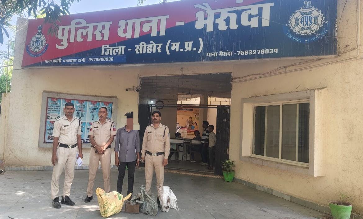 SpSehore's tweet photo. **थाना *भैरुंदा *की* *कार्रवाई                                                                                                                                                                                                                                             🚨 भेरुंदा पुलिस ने दो चोरियों का किया खुलासा* 
*सूनी रात में दुकान का गेट तोड कर चोरी करने वाले और ट्रैक्टर की डिग्गी से किसान के रुपये चुराने वाले आरोपी को किया गिरफ्तार*
*आरोपी पूर्व मेें भी चोरी के केस मेें हो चुका है गिरफ्तार*
*आरोपी के कब्जे से चोरी मसरूका क़ीमती करीबन 40 हजार और 20 हज़ार नगदी कुल 60 हज़ार का माल ज़प्त*
@CMMadhyaPradesh
@DGP_MP
@IGP_Bpl_Rural
@JansamparkMP
@mohdept
@MPPoliceDeptt
@ProjsSehore
@DIG_BPL_RURAL