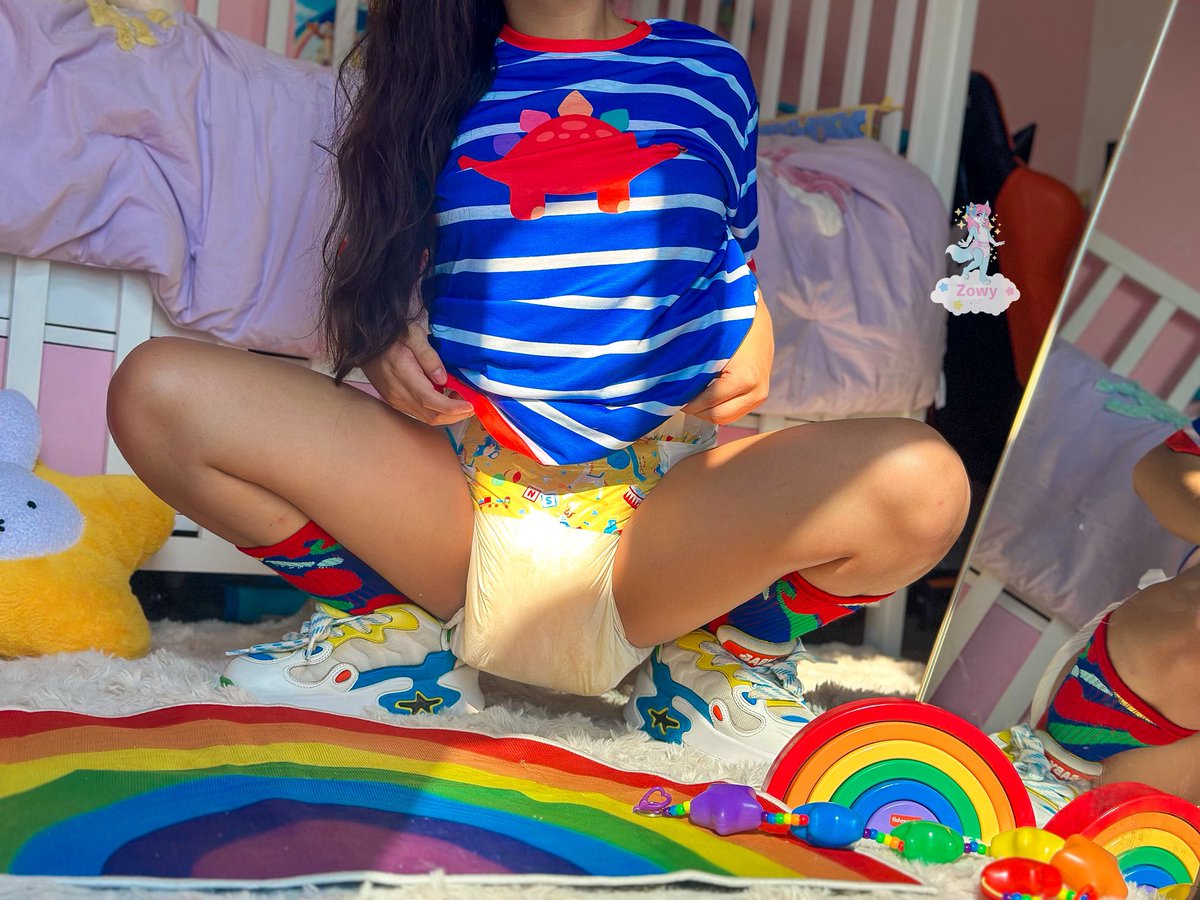 Zowy_littlepink's tweet photo. BIG DIAPER FRIDAY!!  :3
Diapers soaked in pure kid core style!!
❤️🧡💛💚💙💜
