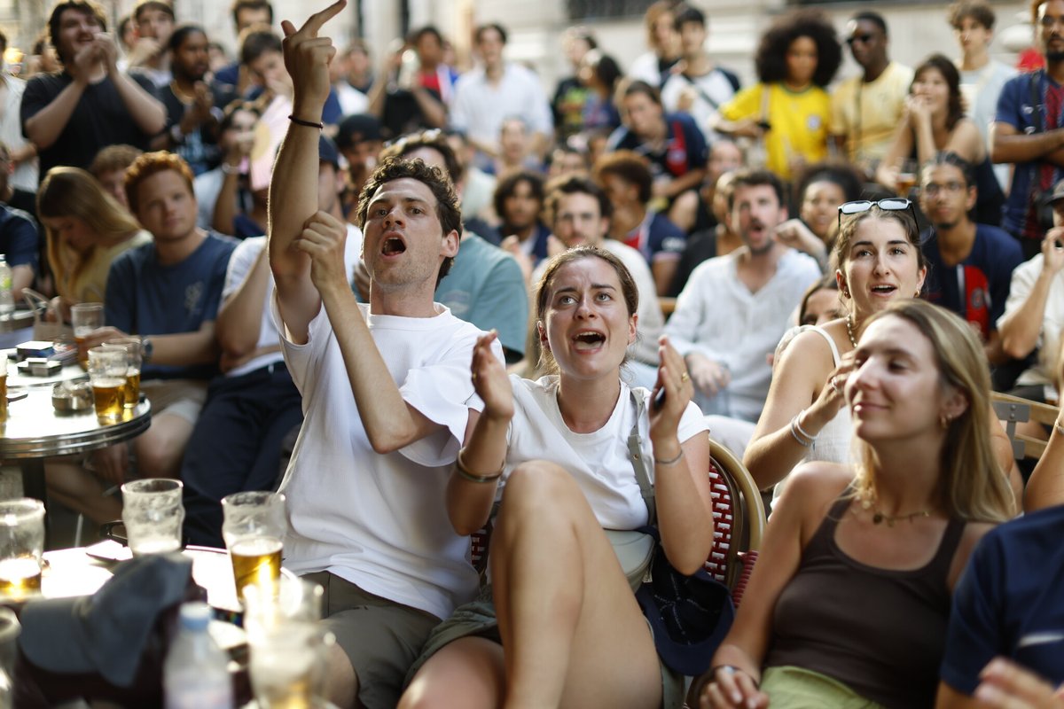 LeParisien_75's tweet photo. Coupe du monde : pour le premier match des Bleus, les terrasses estivales à Paris devront fermer à la mi-temps
➡️ https://t.co/MZMFNftXnt https://t.co/CKgwpGeFVi