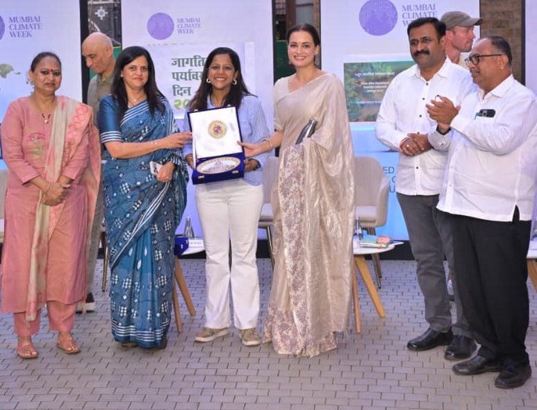 richapintoi's tweet photo. #WorldEnvironmentDay: It was a privilege to moderate a thought-provoking World Environment Day conversation at the @mybmc headquarters today. Sharing the stage with cricket legend @ABdeVilliers17 , actor & environmental advocate Dia Mirza @deespeak, BMC Commissioner Ashwini Bhide, Shishir Joshi founder @Mumbai_Climate & Vivek Singh -director - Procam International. An engaging discussion on sustainability, urban resilience & the role each of us can play in building greener cities.