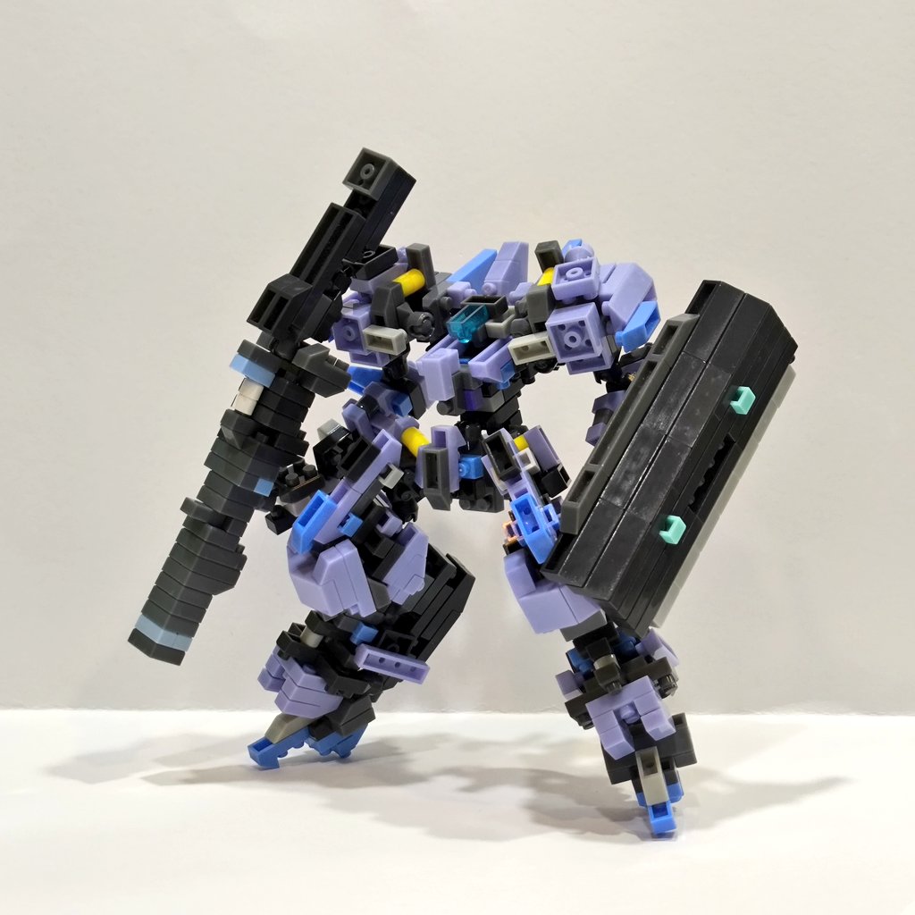 FIWWA's tweet photo. ダイソー #プチブロック でロボットを作りました
「頭頂高30枚微妙に超過シリーズ」の新作です
薄紫と紺色で2種、中量級の少し骨太感を狙いました
いかがでしょう https://t.co/JhNZw6MrM5