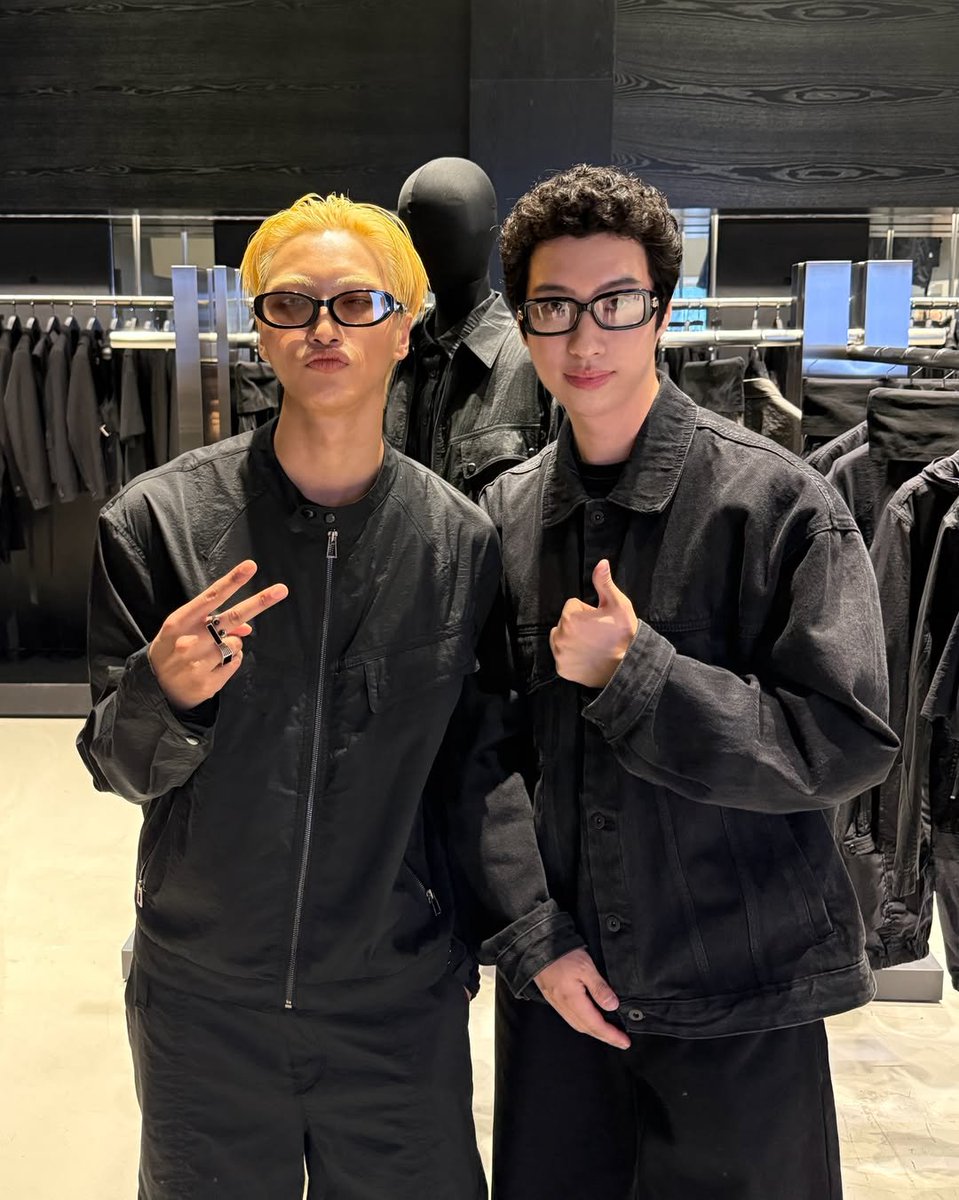 ATEEZUD's tweet photo. [📷] Choi Jihwan (Photographer and Visual Creator) with SEONGHWA

#ATEEZ #에이티즈 #SEONGHWA @ATEEZofficial https://t.co/SGatf6YaAv