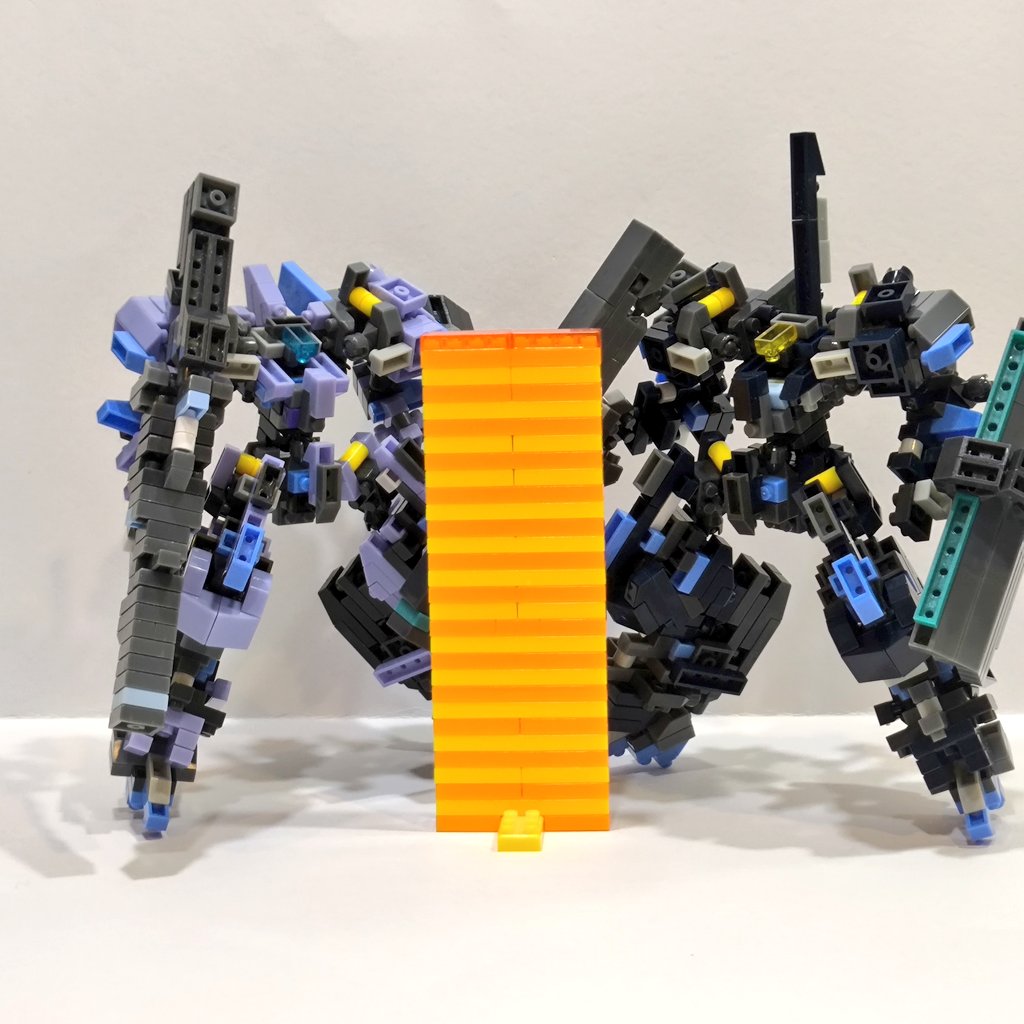 FIWWA's tweet photo. ダイソー #プチブロック でロボットを作りました
「頭頂高30枚微妙に超過シリーズ」の新作です
薄紫と紺色で2種、中量級の少し骨太感を狙いました
いかがでしょう https://t.co/JhNZw6MrM5