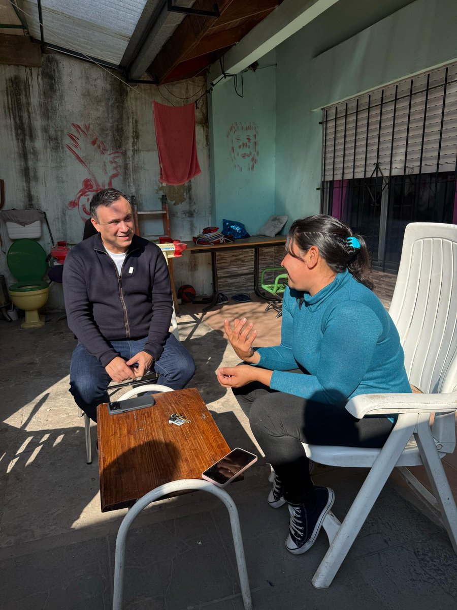 FacundoPrieto's tweet photo. Irma vive hace más de 20 años en el barrio. Madre, trabajadora y comprometida con su comunidad, es de esas vecinas que conocen cada rincón y que siempre están dispuestas a dar una mano.

¡Gracias Irma por recibirme! https://t.co/aJVbSWfLN2