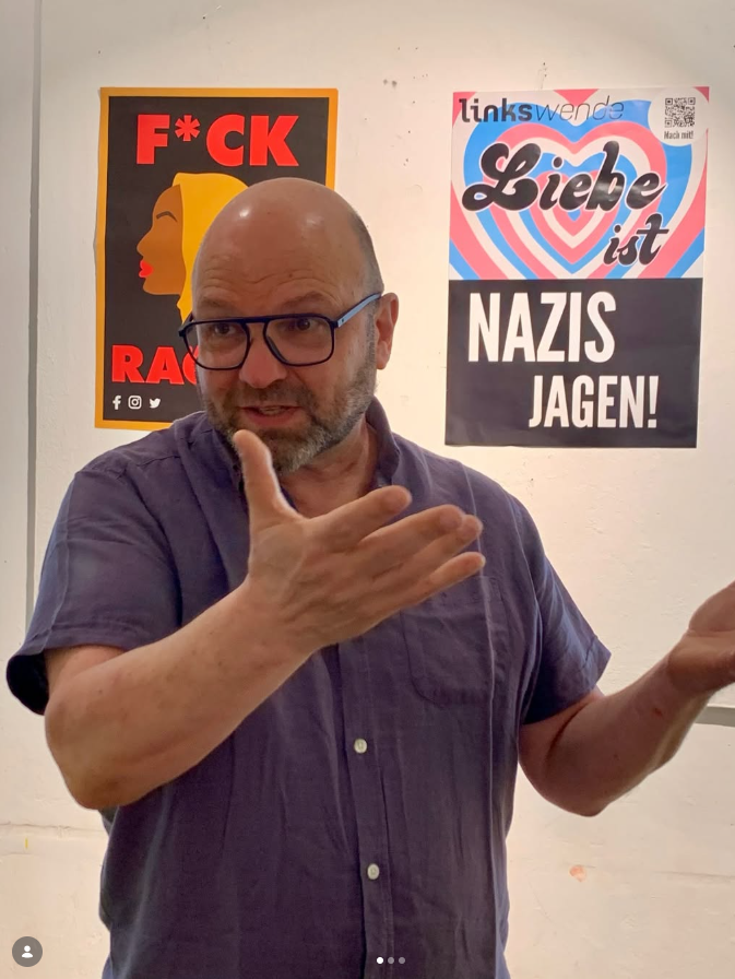 CrownedStrike's tweet photo. Foto des jüdischen Aktivisten Andrew Feinstein, der bereits mit Nelson Mandela gegen die Apartheid gekämpft hat und heute BDS unterstützt, auf dem „Marx ist Muss“-Kongress in Wien. https://t.co/4nVTJhAISJ