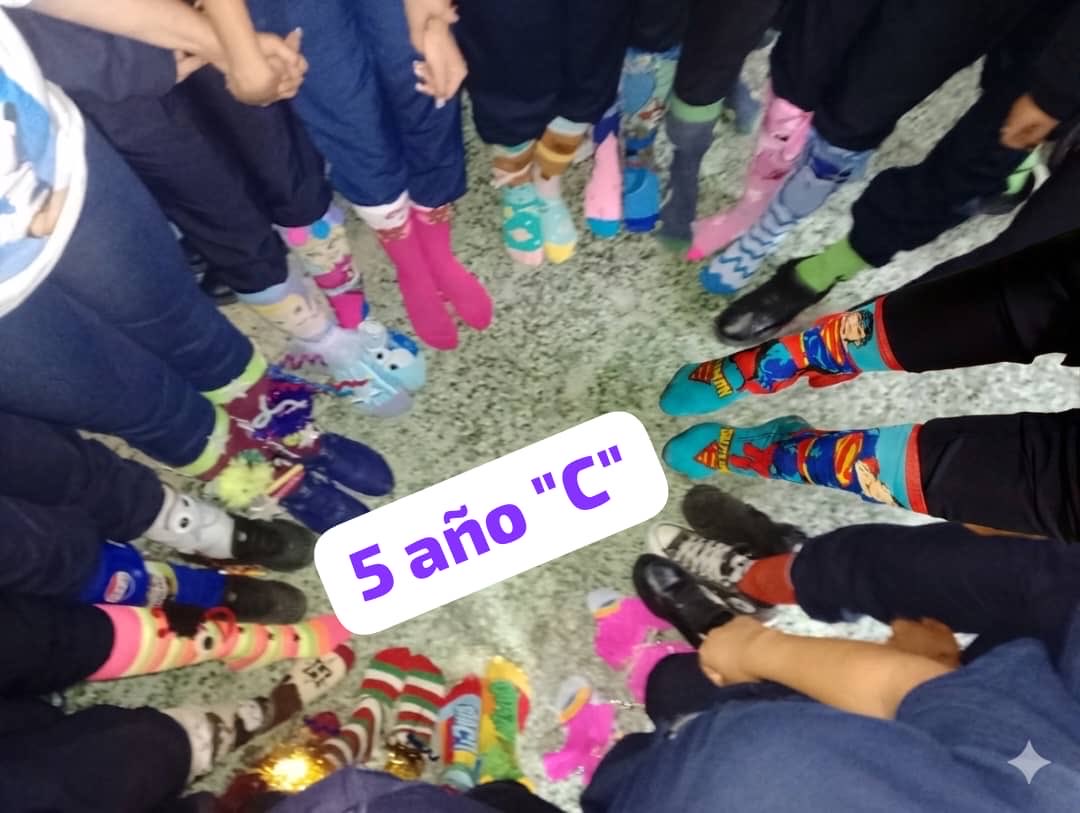 Uep_Nicolas's tweet photo. ¡Hoy el estilo lo ponen los futuros bachilleres! 🎓🧦 Con sus medias locas celebran el camino recorrido y la recta final hacia la meta ¡Que energía tan increíble se siente en el aire! #Promoción2026 #Bachilleres #DíaDeLasMediasLocas https://t.co/jErXT5ubVR