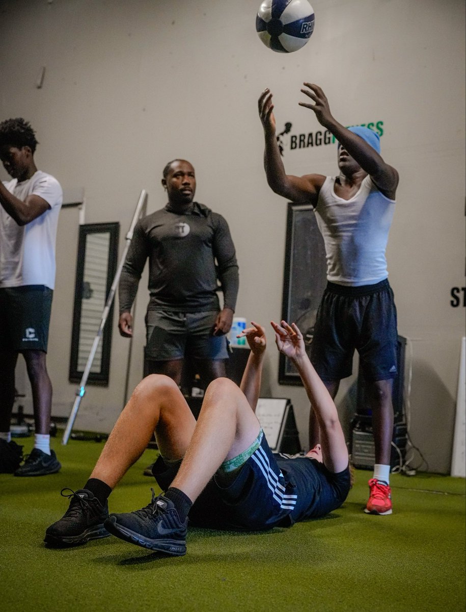 noah_correia1's tweet photo. Great explosive upper body workout with @tp_jumpman_23 @Coach_Fisher_ @CoachHolston @ApgCougarsFB @QBHitList @TheUCReport #qb #explosive #upperbody #working #consistencyis🔑 https://t.co/V5R1cyQrhq