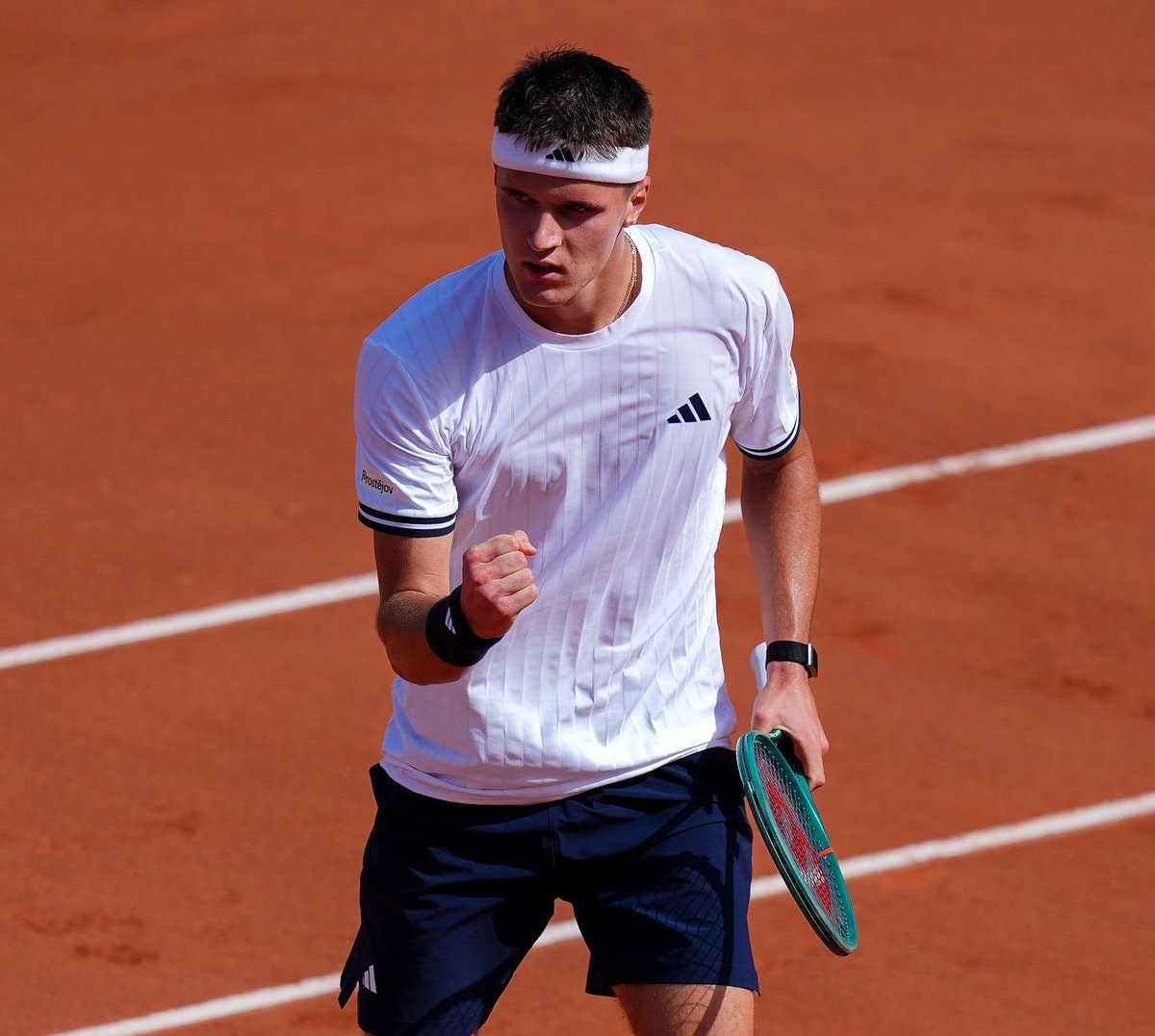 UniversTennis's tweet photo. TROISIÈME SET MENSIK 🇨🇿

Jakub Mensik prend la troisième manche et réduit l’écart contre Alexander Zverev dans cette demi-finale (7-5, 6-2, 3-6) de #RolandGarros https://t.co/xlbLpX98ns