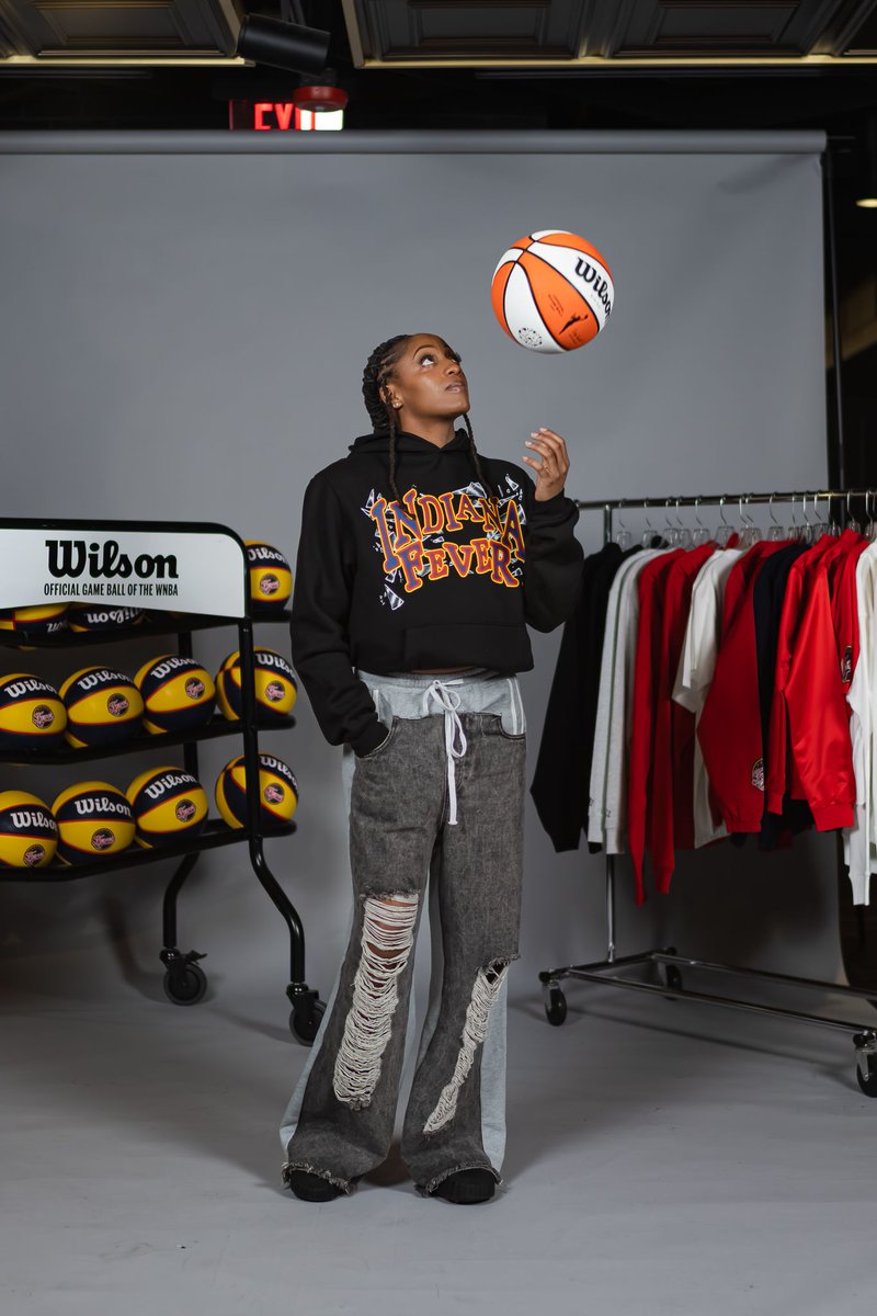 FeverTeamStore's tweet photo. An unreal performance by Kelsey Mitchell last night 🤯

Stand out like this pro and snag our latest Playa Society Hoodie 🔥 https://t.co/gzUAr9CNIe https://t.co/FIYzMx6twD