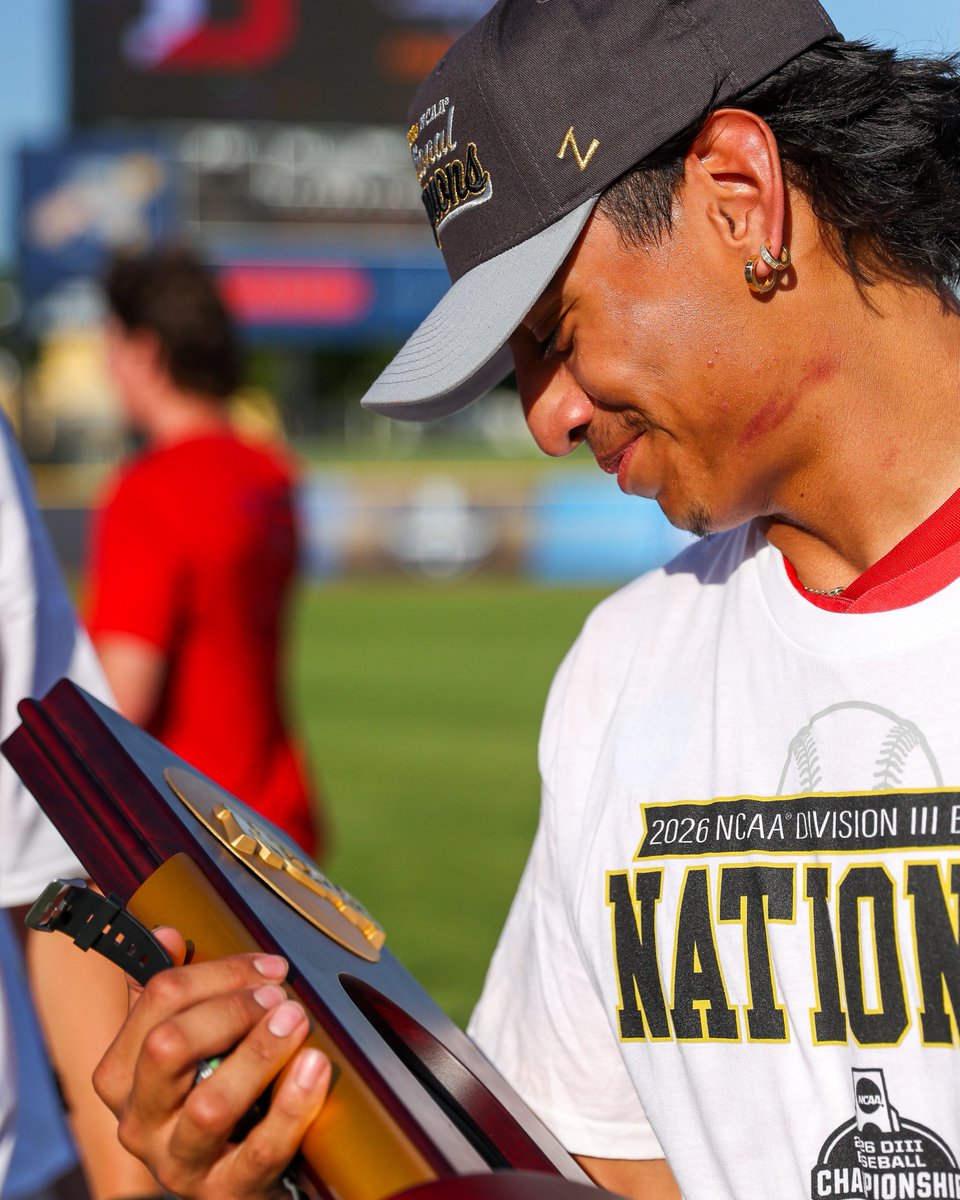 NCAADIII's tweet photo. wake up big red, last night 𝙬𝙖𝙨𝙣'𝙩 a dream 💭💍

#WhyD3 | #D3baseball https://t.co/PX1Xu36Ebx