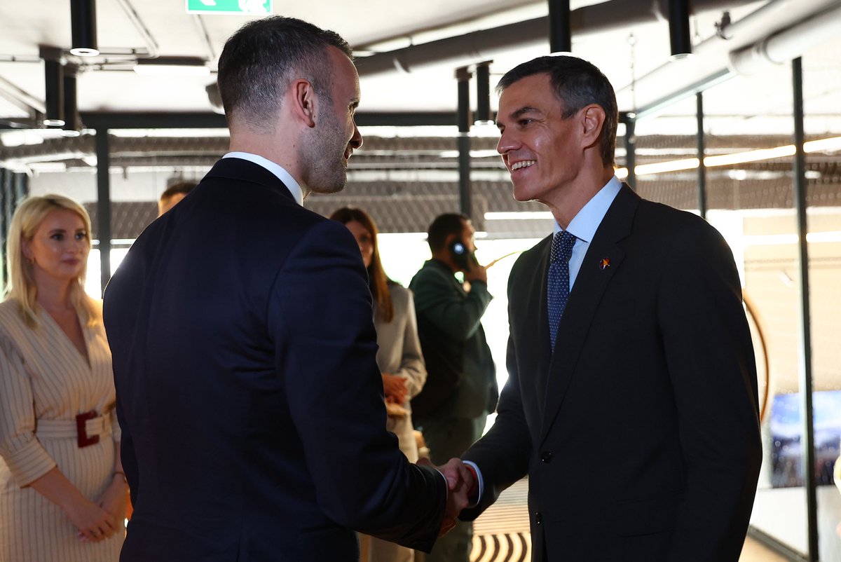 desdelamoncloa's tweet photo. El jefe del Ejecutivo, @sanchezcastejon, se ha reunido con el primer ministro de Montenegro, @MickeySpajic.

Ambos dirigentes han firmado un acuerdo sobre prevención de evasión fiscal, así como un protocolo de cooperación económica y financiera.

https://t.co/v0FGxf5KI3 https://t.co/NB8GWDpVTc