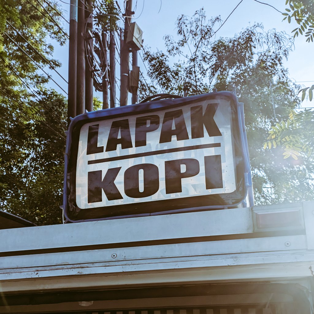 Idillycsoo's tweet photo. mengupii dan mam jajan di bawah pohon https://t.co/DYcRuYn81Y