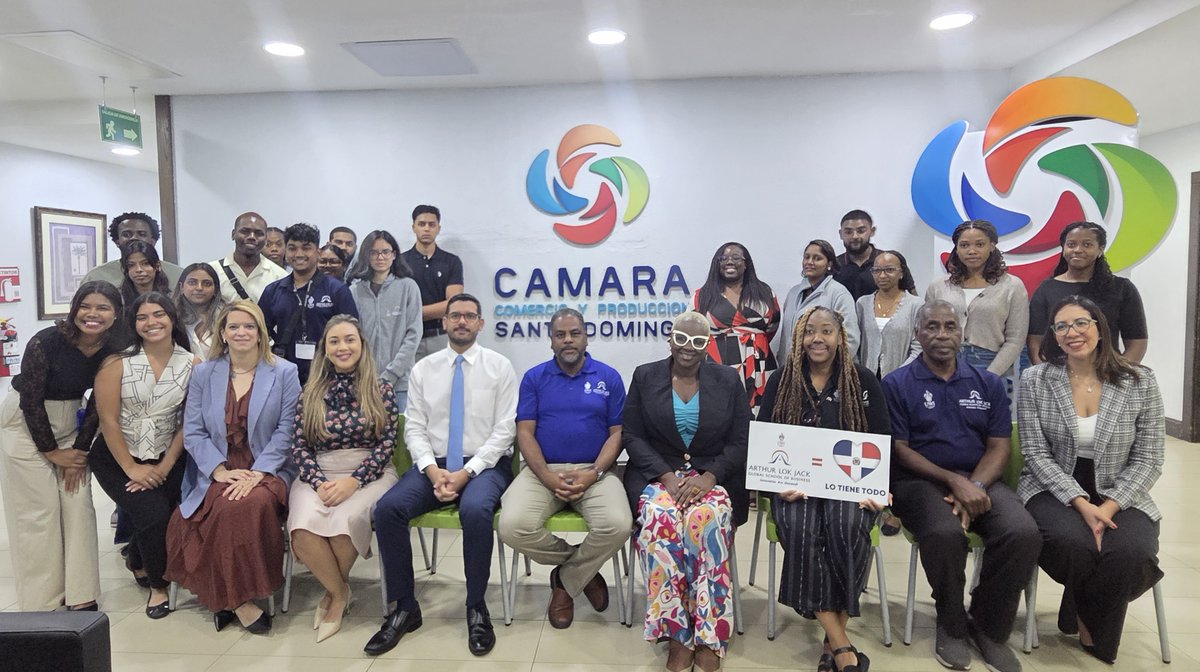 camarasd's tweet photo. Recibimos a estudiantes de la Arthur Lok Jack Global School of Business de Trinidad y Tobago.

Durante su visita, compartimos el rol de la Cámara como facilitadora de los negocios, asi como los diferentes servicios que ofrecemos como el Registro Mercantil, Digifirma, misiones y rondas comerciales, conciliación y arbitraje.

Un intercambio que reafirma nuestro compromiso con la internacionalización y el conocimiento empresarial.

#CámaraSD #CorteDeArbitraje #RegistroMercantil