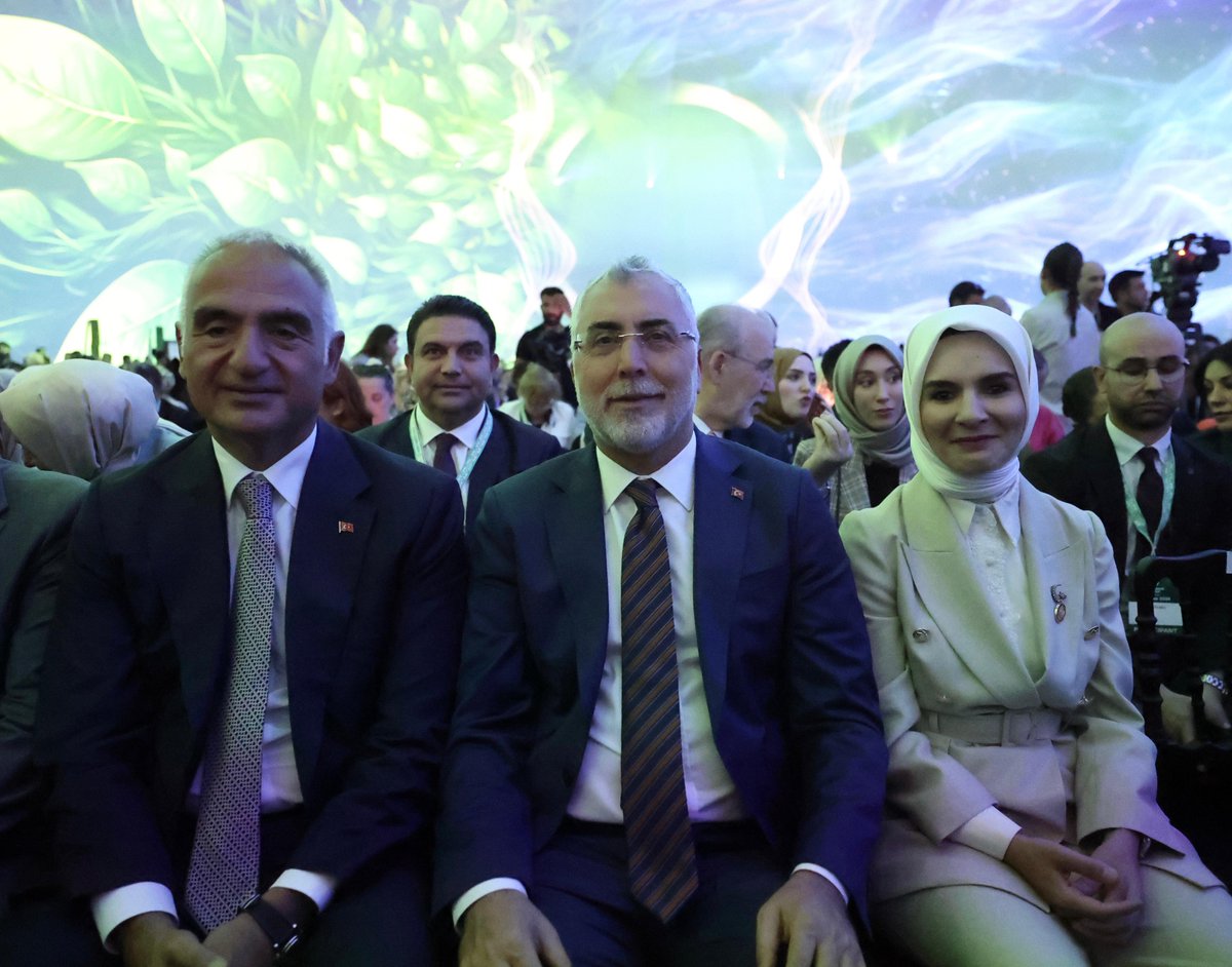 isikhanvedat's tweet photo. Saygıdeğer @EmineErdogan Hanımefendi’nin himayelerinde başlatılan Sıfır Atık Hareketi, bugün küresel bir çevre farkındalığına ve seferberliğine dönüştü.♻️

İstanbul’da gerçekleştirilen Uluslararası Sıfır Atık Forumu; bu amaca hizmet eden en kapsamlı uluslararası etkinliklerden biri olarak 183 ülkeden üst düzey temsilciyi bir araya getirdi.

🌍Evimiz dünyayı daha temiz ve yaşanabilir kılmak amacıyla yürütülen bu değerli çalışma, çocuklarımıza bırakacağımız en değerli hediye olacak. Bu vesileyle; 5 Haziran Dünya Çevre Günü’nü ve Türkiye Çevre Haftası’nı kutluyorum.

7 Haziran’a dek sürecek Sıfır Atık Festivali ve Sıfır Atık Forumu’na katkı sağlayan tüm kesimlere teşekkür ediyorum.

#SıfırAtıkForumu 
#DünyaBizeEmanet
