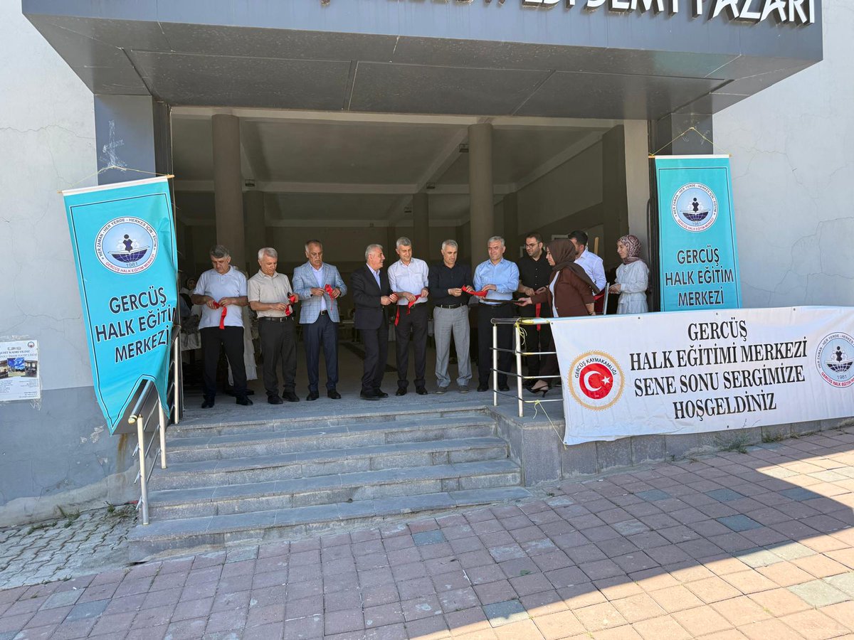 BatmanilMEM's tweet photo. Gercüş Halk Eğitimi Merkezi Yıl Sonu Sergisi Açıldı

Hayat boyu öğrenme faaliyetleri kapsamında Gercüş Halk Eğitimi Merkezi tarafından hazırlanan Yıl Sonu Sergisi, yoğun katılım eşliğinde açıldı.

Serginin açılışına Gercüş Belediye Başkanı Gündüz Günaydın, AK Parti Gercüş İlçe Başkanı İbrahim Torlak,  Gercüş İlçe Millî Eğitim Müdürü Umit Dursun, İl ve İlçe Millî Eğitim Müdürlüğü şube müdürleri, usta öğreticiler, kursiyerler ve vatandaşlar katıldı.

Yıl boyunca kursiyerler tarafından büyük emek ve özveriyle hazırlanan el sanatları, giyim, resim ve çeşitli alanlardaki eserlerin sergilendiği programda, kursiyerlerin ortaya koyduğu çalışmalar ziyaretçiler tarafından ilgiyle incelendi.

Hayat boyu öğrenmenin önemini bir kez daha ortaya koyan sergide, kursiyerlerin mesleki ve kişisel gelişimlerine katkı sunan çalışmalar büyük beğeni topladı. Program, serginin gezilmesi ve kursiyerlerle yapılan sohbetlerin ardından sona erdi.

@tcmeb @Yusuf__Tekin @batmanvaliligi @yasarciger @gercusmem @dursun7295