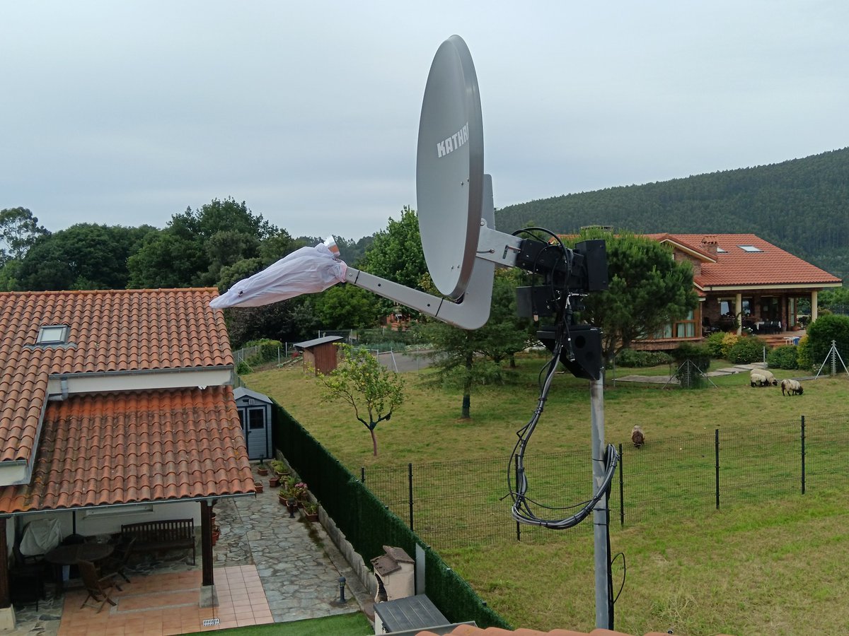 EA1IW's tweet photo. Testing a littele setup for receiving DSN and WX satellites in X band . Dish Kathrein CAS90, Downconverter DigitElektro X band, LNA Digitelektro X band, SDR LibreSDR B220 mini. Success with Tianwen-1 spacecraft at Mars. Next test will be WX satellites.· #DSN #WX #Digitelektro https://t.co/Nj3jhCsT7X