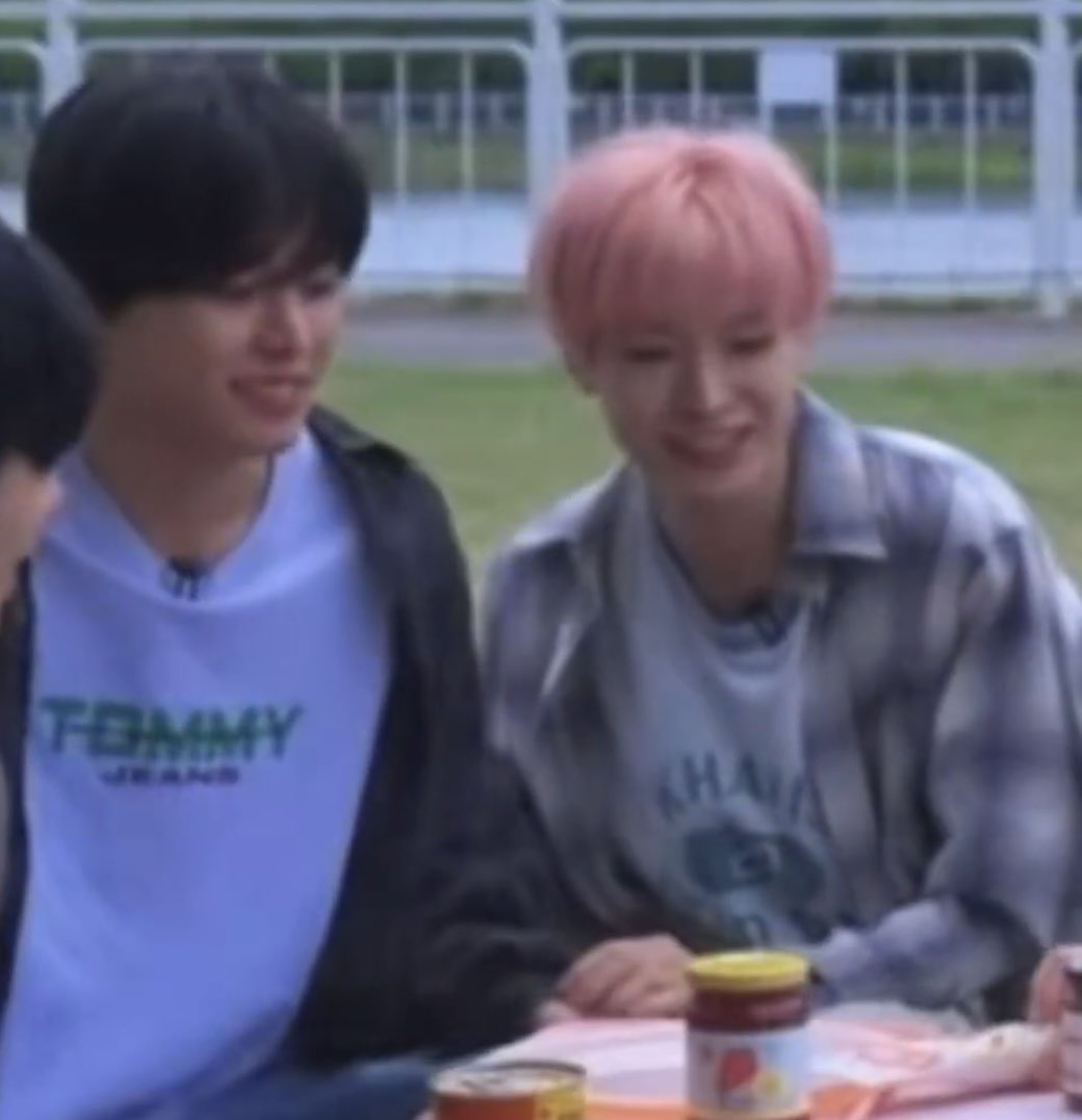 riyunyangs's tweet photo. not him taking all the chance he gets to touch his bf https://t.co/4p5Wvrg3h2