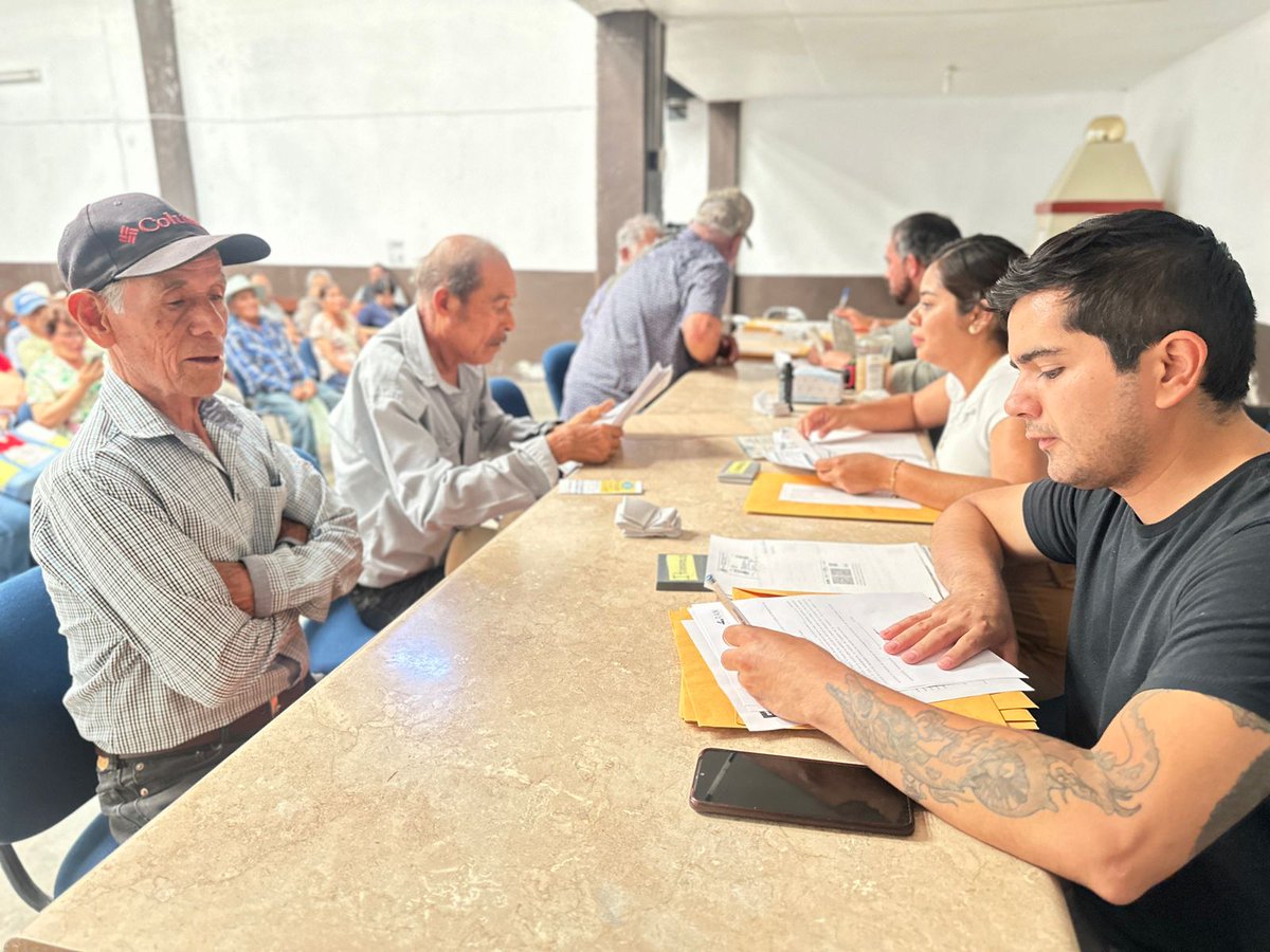 PAgraria's tweet photo. 📍 #Aguascalientes 

Se llevó a cabo el Registro de Sucesión en los municipios de Rincón de Romos, Tepezalá y Cosío, en el marco del convenio de colaboración entre la Procuraduría Agraria y el Registro Agrario Nacional. 

Las actividades se realizaron en el Centro de Atención Agraria (CDAA) de Rincón de Romos, brindando certeza jurídica a las familias. ✍️📄 

 #SeguridadJuridica #CDAA #PropiedadSocial #FamiliasAgrarias