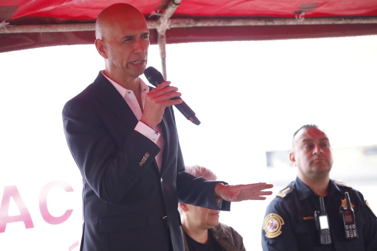 CedaGeneral's tweet photo. Hoy en la @CdeAbastoCDMX seguimos fortaleciendo una estrategia de seguridad construida en equipo bajo la visión de seguridad de nuestra Jefa de Gobierno, @ClaraBrugadaM, porque una #CentralSegura se construye todos los días...(1/4) 🚨 https://t.co/lxI1jqF7L0