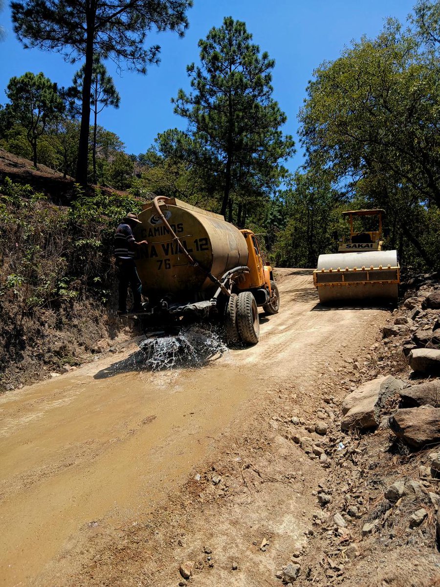 CAMINOS_CIV's tweet photo. #CaminosAlDía / #Chimaltenango
Nuestra Zona Vial No. 12 inició el mantenimiento en la Ruta CR-CHM-06, tramo San Martín Jilotepeque – Estancia de la Virgen, con una longitud de 9.1 kms. Para esta fase se programaron actividades de reposición de balasto, compactación y regado de https://t.co/mBhTFamNXR