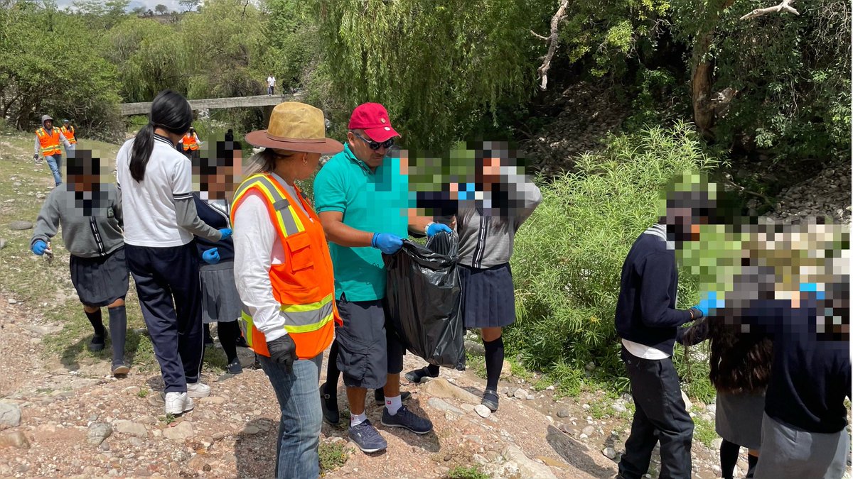 Foro21's tweet photo. 🚨 LIMPIAN BARRANCAS Y REFORESTAN ESCUELAS: ACTIVA SOAPAMA JORNADA AMBIENTAL EN SAN ESTEBAN ZOAPILTEPEC

El organismo conmemora el #DíaMundialDelMedioAmbiente con acciones directas en la junta auxiliar de Atlixco. 🏛️🌱 Balance de las actividades:

🔹 Saneamiento: Retiran basura y maleza en 500 metros lineales de la barranca junto a la Telesecundaria “Nicolás Bravo”. 
🔹 Reforestación: Alumnos y personal plantan árboles frutales y especies de ornato para recuperar microclimas escolares. 
🔹 Educación: Llevan el Domo Digital a la Primaria Ignacio Manuel Altamirano para promover el cuidado integral del agua. 
🔹 Donación: Reparten árboles a los estudiantes para incentivar la adopción y cuidado de la vegetación en los hogares.

#Foro21 #SOAPAMA #Atlixco #MedioAmbiente #Puebla #ÚltimaHora