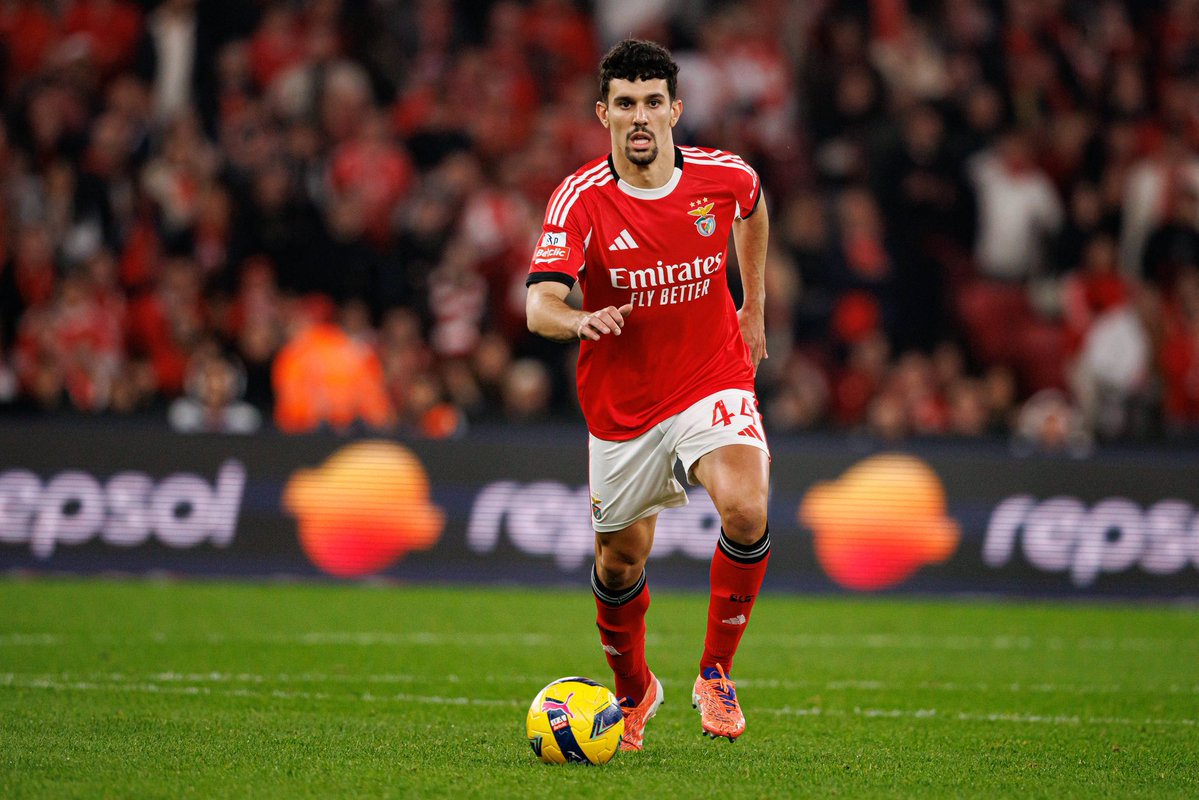 Plettigoal's tweet photo. 🚨🆕 FC Bayern have added Tomas Araujo to their shortlist for the summer in case there are departures in defence. He is one of the candidates being considered should Bayern need to strengthen the position.

The 24 y/o Benfica centre-back is under contract until 2029. More top clubs are closely monitoring him.  

@SkySportDE 🇵🇹