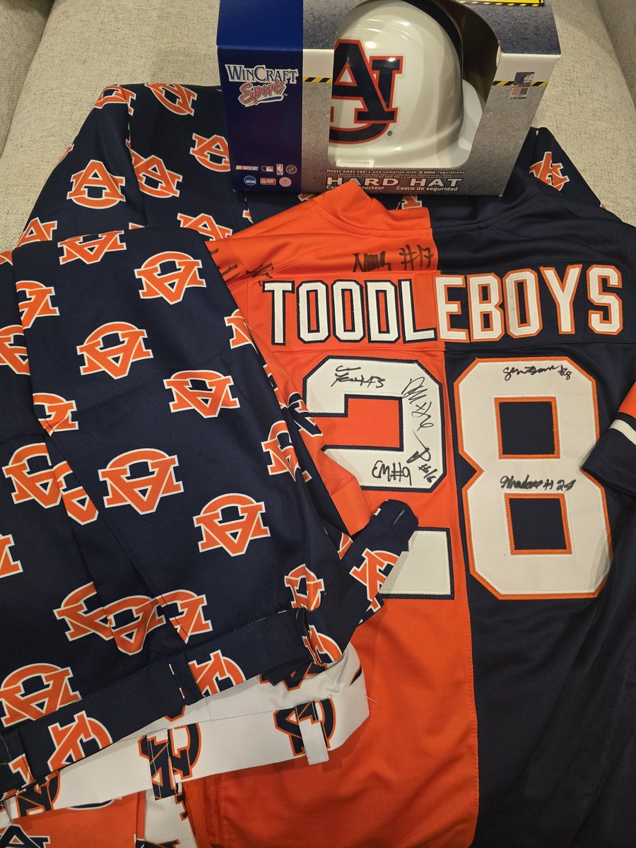 TOODLEBOYS's tweet photo. 💯🧡 Dear Auburn Sept. 5th #ToodleBoy coming and Im #REPPIN 🔥💙🦅 #HARDHAT #OSHAAPPROVED #FORDIEHARDFAN ✔️ Blazer ✔️ Pants ✔️ Jersey ✔️ Waiting on 👟👟#Gamedaystartswiththefit💪
#repforyourkids🔥
#RepForYourSquad 💯
#allmyfriendsaremodels 😍
#TOODLEBOY 💯💪"THEAMBASSADOR" "THE MOST RECOGNIZABLE SPORTS FAN N SPORTS"🔥💯 #REPFORYOURKIDS #REPFORYOURSQUAD 🔥🏈💯#ALLMYFRIENDSAREMODELS 😍
https://t.co/OoryZCfjl6
