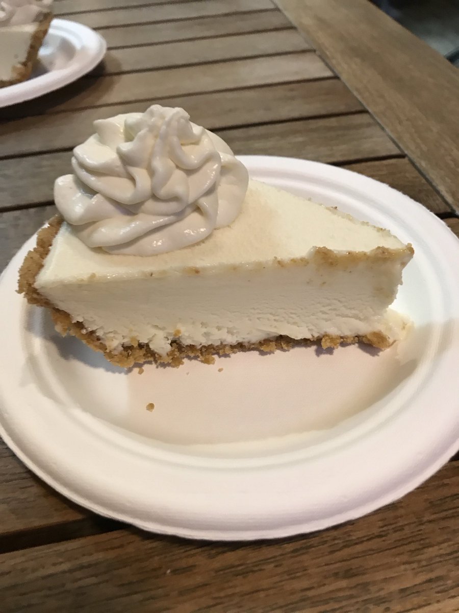HectorTolmo's tweet photo. Kye lime pie de uno de los locales de #marcuslemonis en cayo hueso en el pasado https://t.co/dtwVr4Tg0s