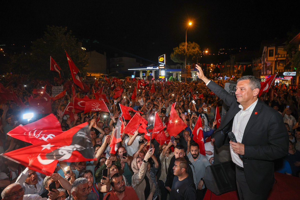denizzbozkurt1's tweet photo. Bir milletin irade beyanıdır bu kareler. 

Masabaşı siyaseti sokakta bozulur.
İktidar ve onun MUTLAK kollarının kirli hesapları sokaktan döner.

Özgür Özel millettir, 
Milleti yenemezsiniz. https://t.co/rCxXJTLkPP