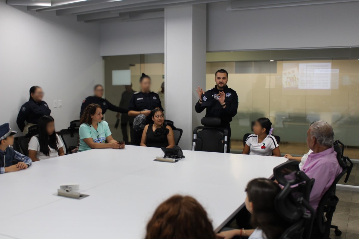 C5iColima's tweet photo. Integrantes del Consejo Consultivo Estatal de NNA de #SIPINNAColima visitaron el C5i. Participaron en una charla de #Ciberseguridad impartida por Vinculación Social de la SSPC Colima y convivieron con el Tte. Fabián Ricardo Gómez Calcáneo, fortaleciendo la cultura de prevención. https://t.co/jKKPetay92