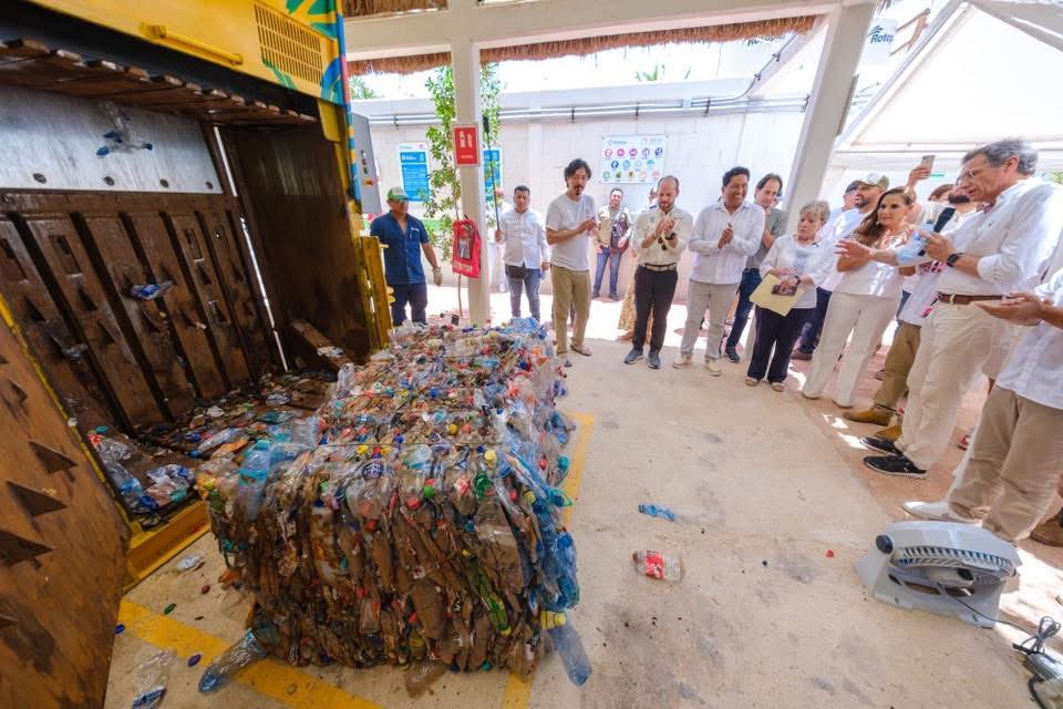 MaraLezama's tweet photo. ♻️🌎 Acompañada de la secretaria de @SEMARNAT_mx, @aliciabarcena, inauguramos el Centro de Transferencia PetStar en #Holbox, una infraestructura que permitirá recolectar, clasificar, limpiar y reciclar envases PET para reincorporarlos a la cadena productiva mediante la fabricación de nuevos envases.

Este proyecto, que opera bajo la metodología SIRAA (Sensibilizar, Informar, Reflexionar, Actuar y Aprender), se suma al programa Basura Cero y fortalece la estrategia nacional “México Circular” y el proyecto “Holbox Circular”, impulsando un modelo de economía circular que reduce residuos, fomenta el reciclaje y protege la riqueza natural de esta isla. ✨