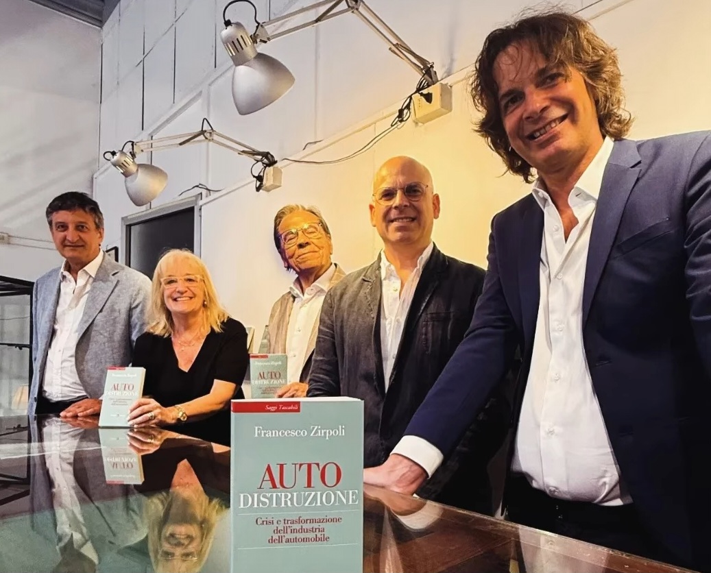 LinariMarco's tweet photo. Dentro la tempesta perfetta dell’«Auto-distruzione», dal titolo del libro scritto per Laterza da Francesco #Zirpoli, che ho intervistato in Galleria Boragno a #BustoArsizio assieme allo storico concessionario Giorgio Paglini. Davvero il futuro dell'#auto sarà solo #elettrico? https://t.co/xtt6eUzTIS