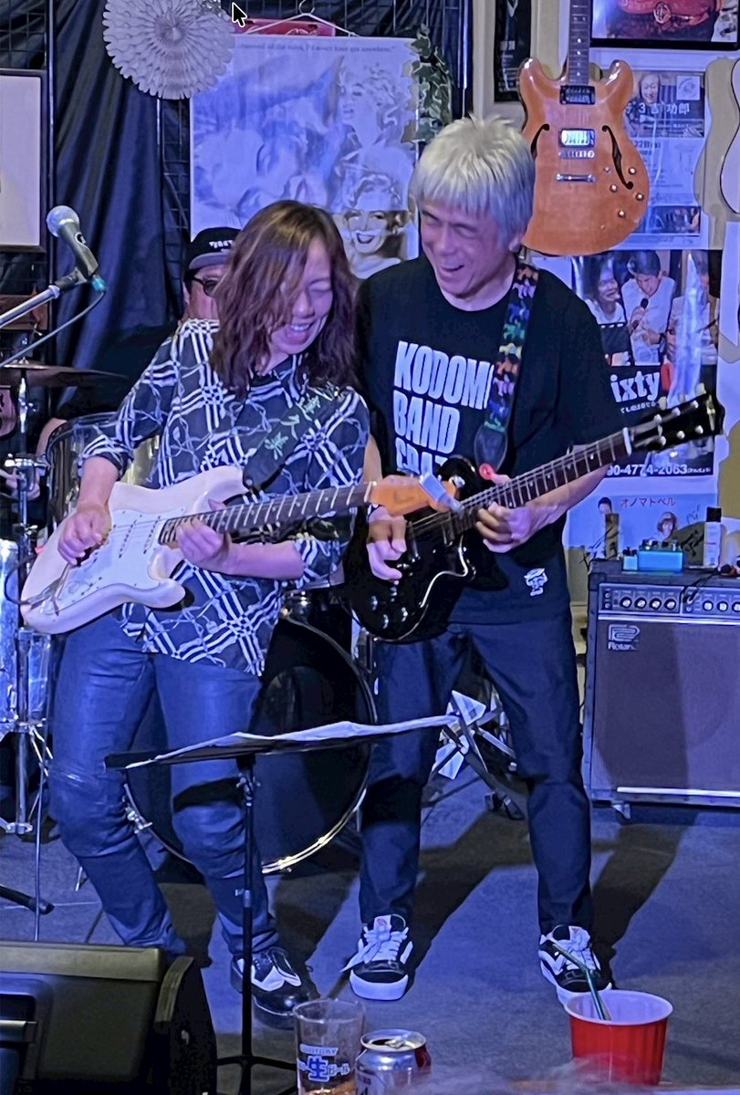 ujizo's tweet photo. 【 AUライブショー2026九州 #16 宮崎 】
司会を買って出た『ガーラム』のマスター、デッキー綾部は遥か昔、東京のシンコーミュージックでプロデューサーをやってたのだ。なんと当時まだ10代だったうじき、下北沢の飲み屋でよく奢ってもらっていたのだった😆50年越しの縁！
エレキ一曲目で、いきなり弦が切れる！急遽くみりんがアドリブでカヴァー🙇‍♂️ブルーズをガンガン弾きまくり👍
最前列に、明らかに初めていらしたと思われる、親子風のご婦人お二方。「音、デカいですか？」と聞けば、目パチクリで頷いておられた(笑）どうも私のXの投稿に共感しての来場のご様子。ぜひまたいらしてくださいね^^