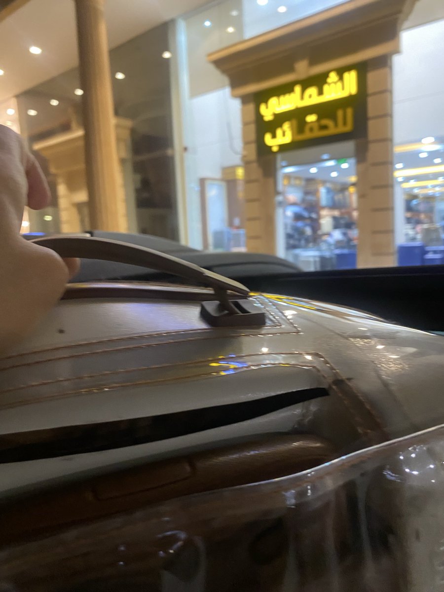 ABU0TAREG's tweet photo. @alshamasyforbag للاسف اخذت منهم شنطة فكتوريا ورتبت الملابس فيها وزن عادي وشلتها من اليد  وانكسرت وقالولي ما يشملها الضمان اذا الكسر من الفيبر اللي حول اليد ما يضمنونه وش فايدت الشماسي غالي ع الفاضي مع اني زبونهم من زمان ولكن الان خلاص مستحييييل ارجعلهم وهذي الصور ويعلم الله ان الكسر مو من الشحن https://t.co/V1NnDUHIH8