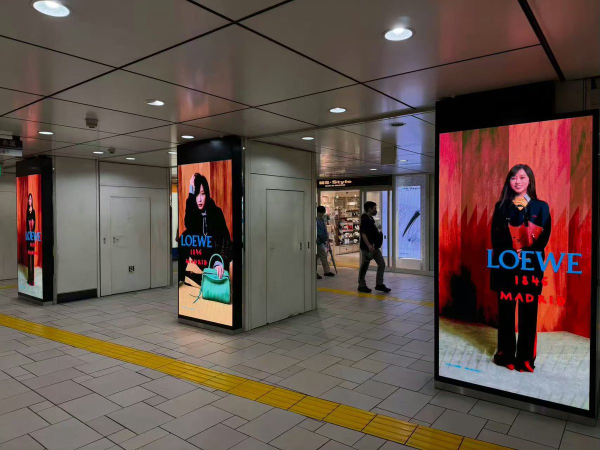 Swifty_12345's tweet photo. มันเป็นแค่ BA จริงเหรอวะ เหมือน LOEWE ซื้อ ads ให้มันคนเดียว กุงงมาก กุนึกว่าแฟนคลับซื้อโฆษณาให้ ลูกรักแบรนด์ของจริง หน้าเว็บ LOEWE ก็ขึ้นมัน ads ในโฆษณาก็ของน้องมัน แคมเปญรวมแต่ทั่วโลกขึ้นมันหมด https://t.co/kIky5oD4cq