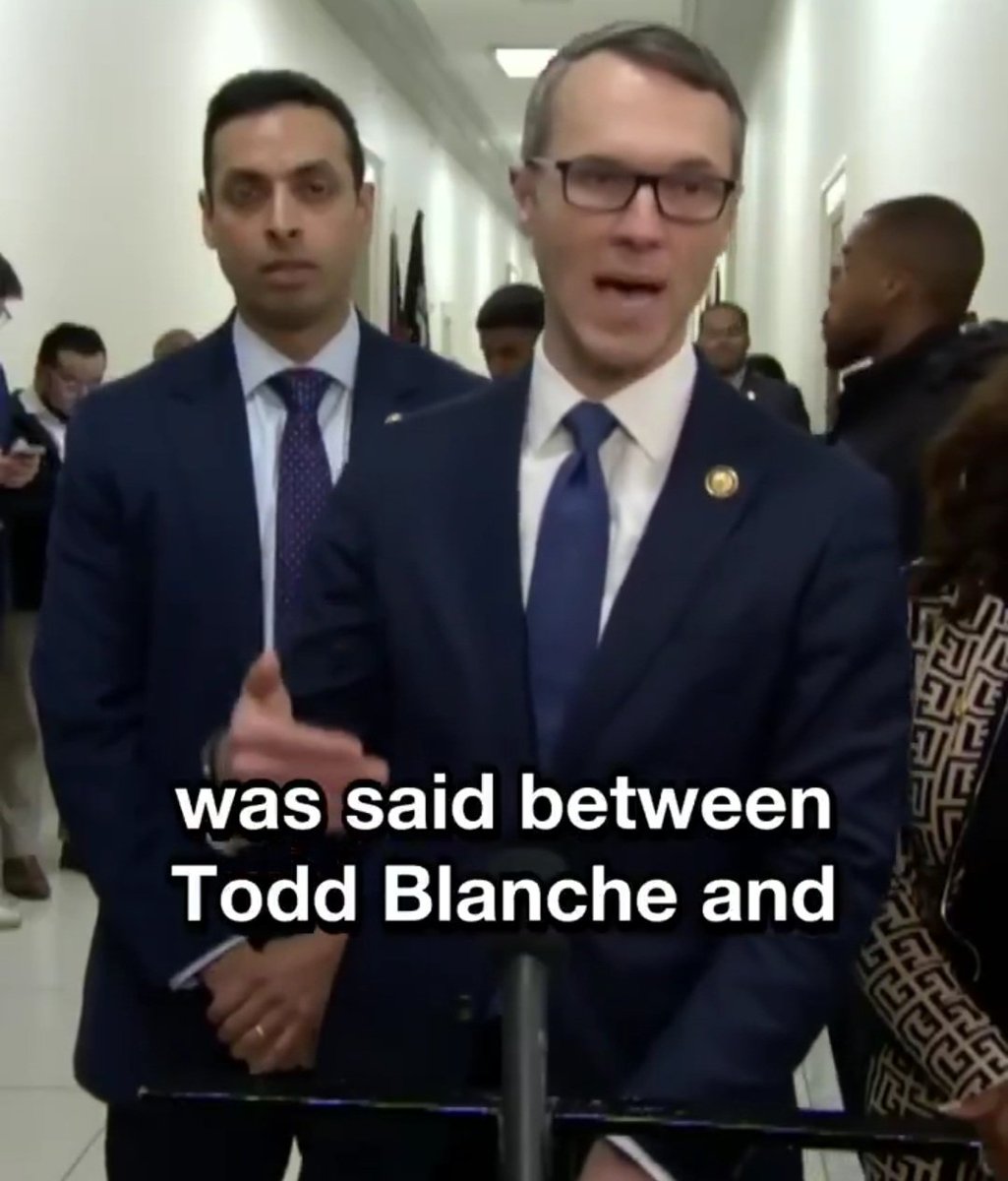 gabriel_draghi's tweet photo. #Maxwell rencontre Todd Blanche, un haut responsable du #DoJ de l'administration #Trump, en privé. Peu après, elle est transférée dans une prison à régime allégé. Selon les démocrates de la commission de surveillance, elle a cessé de coopérer et attend une grâce présidentielle. https://t.co/h9vo0gVnYP