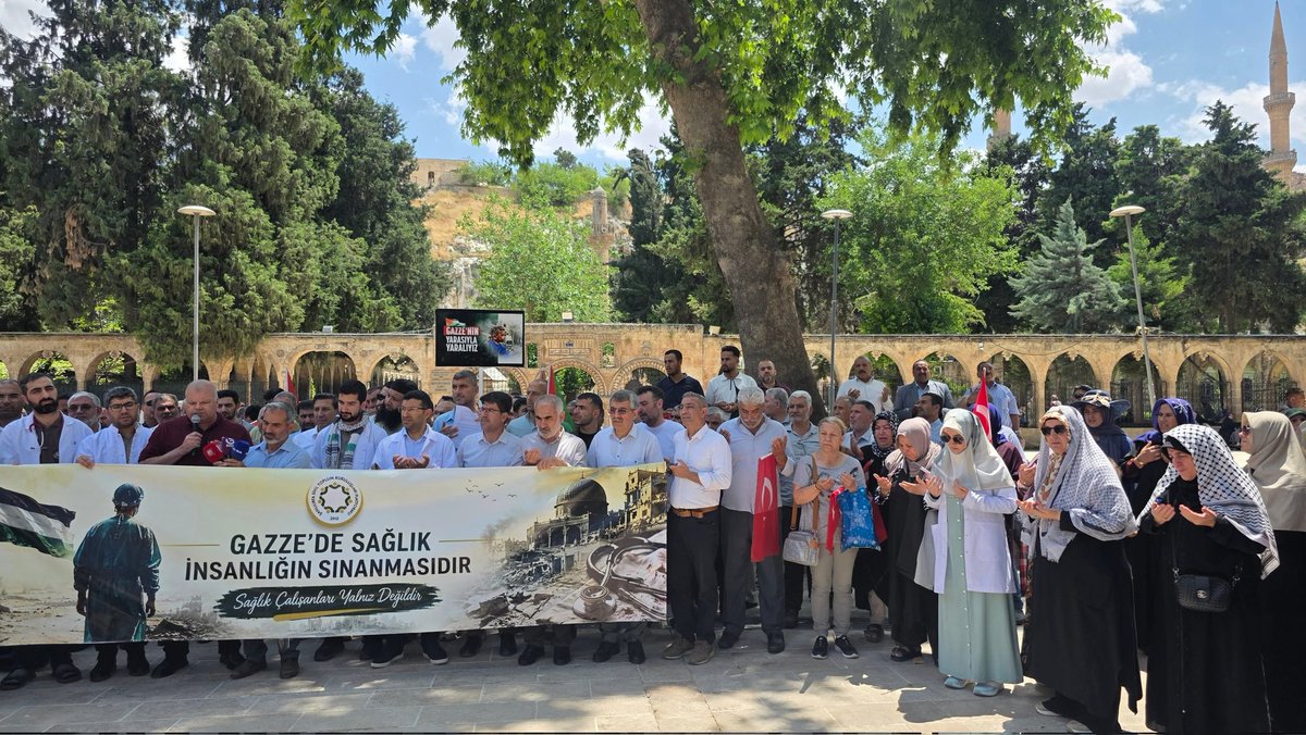 dkv_urfa's tweet photo. Şanlıurfa’nın kalbinde, Dergah Camii’nde bir araya geldik. 

Gazze'deki kardeşlerimizin çığlığına seyirci kalmadığımızı gösteren, basın açıklamamıza  ilgi gösteren Şanlıurfa halkına sonsuz teşekkürler.

Şanlıurfa STK Platformu 
@ruha_der @PlatformUrfa https://t.co/2bz8xyDBeX