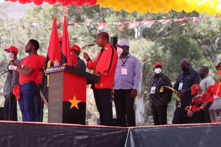 PrensaLatina_cu's tweet photo. Prensa Latina @PrensaLatina_cu
La Comisión Nacional Electoral de #Angola🇦🇴 anunció hoy varias acciones encaminadas a preparar las elecciones generales del 2027, como la aprobación del inicio de la producción de materiales y del lema de los comicios.
🔗https://t.co/HYgf9tFYB4 https://t.co/Pq6xIFkbxI